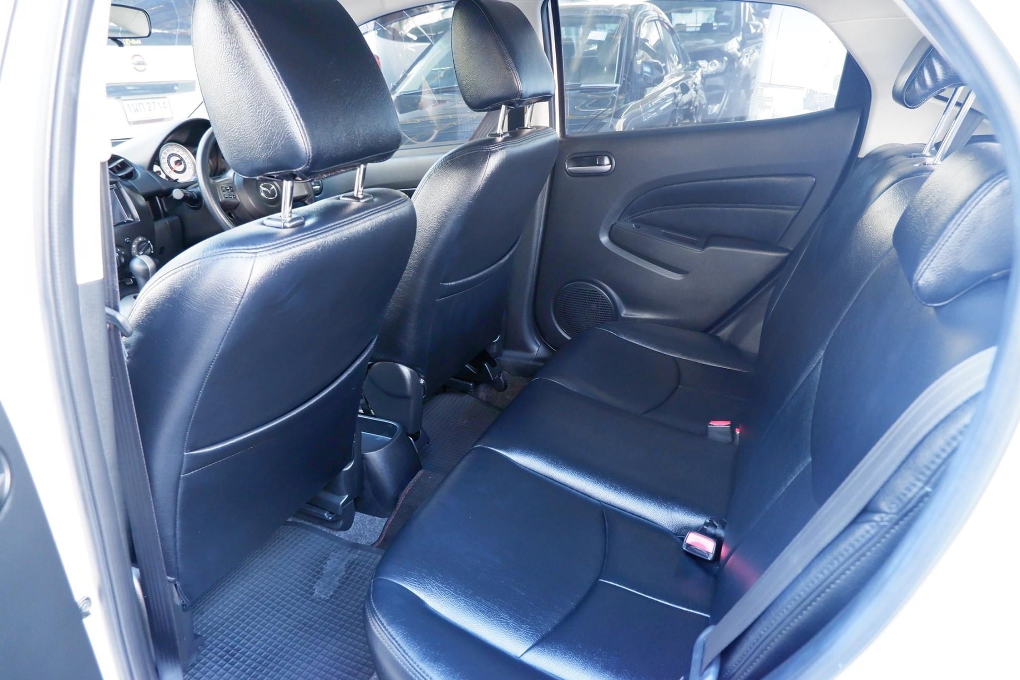 Mazda 2 ปี 2012 สีขาว (รูปที่ 4)