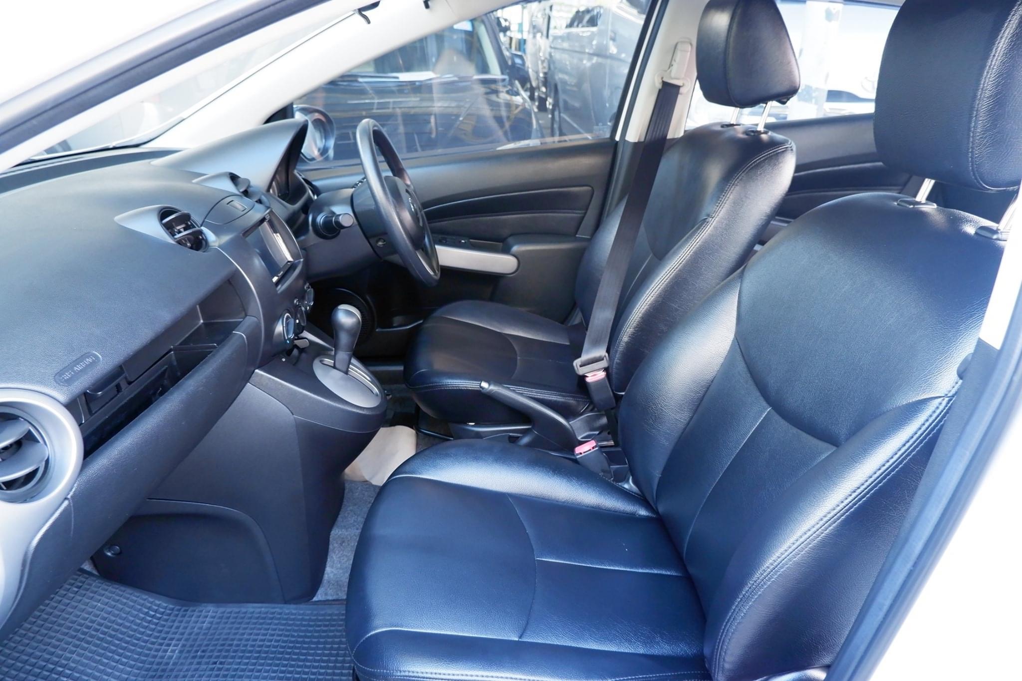 Mazda 2 ปี 2012 สีขาว (รูปที่ 7)