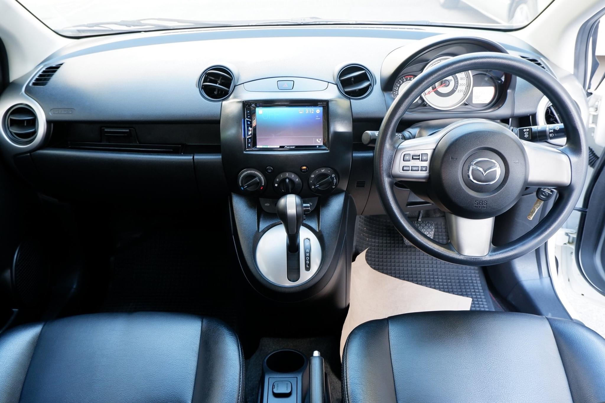 Mazda 2 ปี 2012 สีขาว (รูปที่ 3)