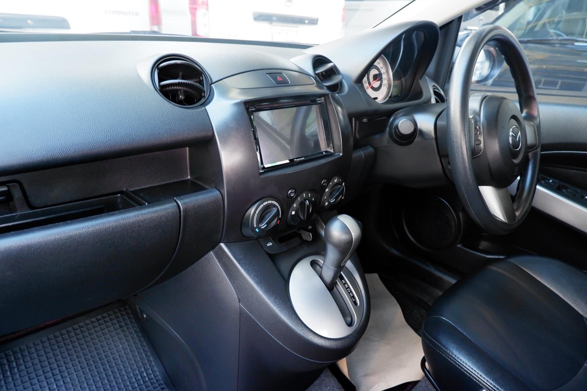 Mazda 2 ปี 2012 สีขาว (รูปที่ 6)