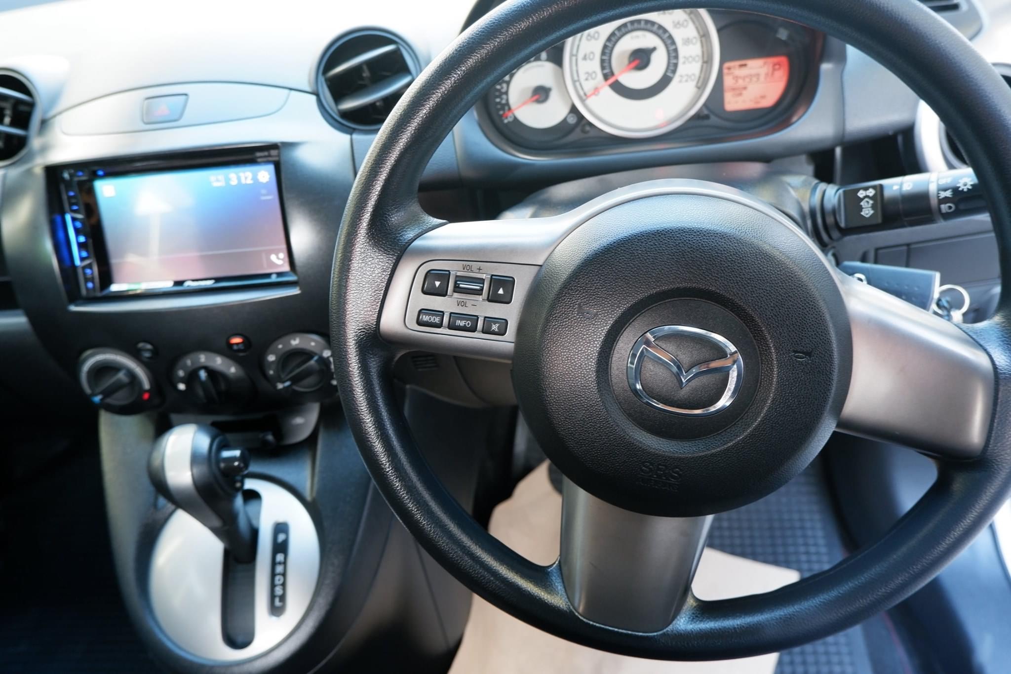 Mazda 2 ปี 2012 สีขาว (รูปที่ 8)