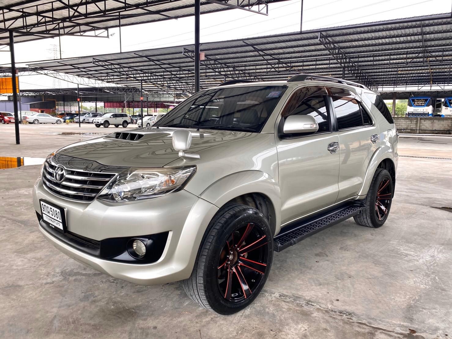 Toyota Fortuner ไมเนอร์เชนจ์ 2 ปี 2013 สีเทา (รูปที่ 4)
