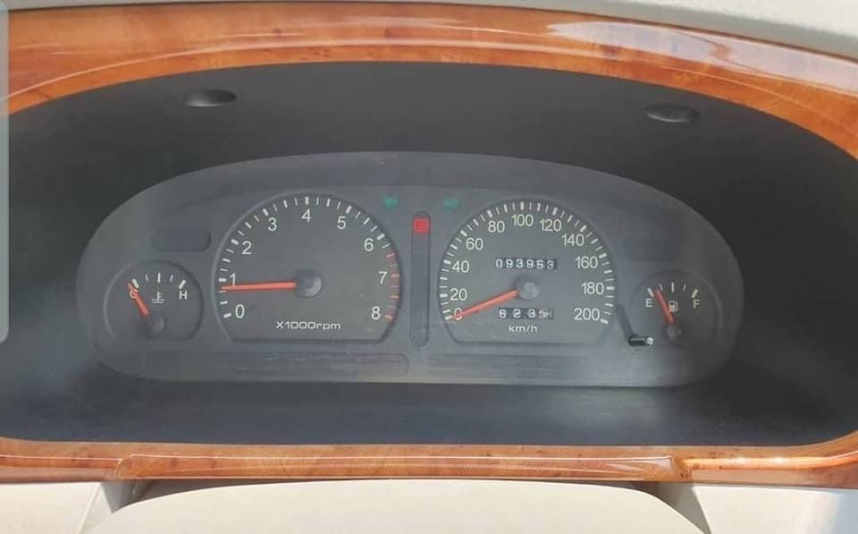 Kia Carnival ปี 2004 สีทอง (รูปที่ 9)