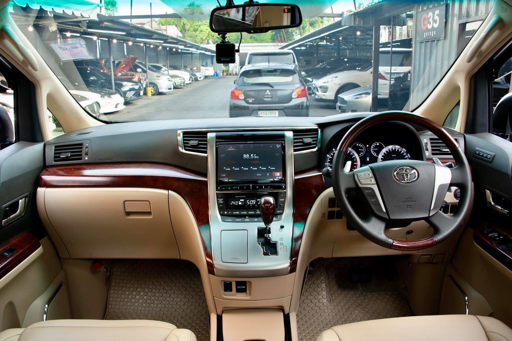 Toyota Alphard ปี 2012 สีขาว