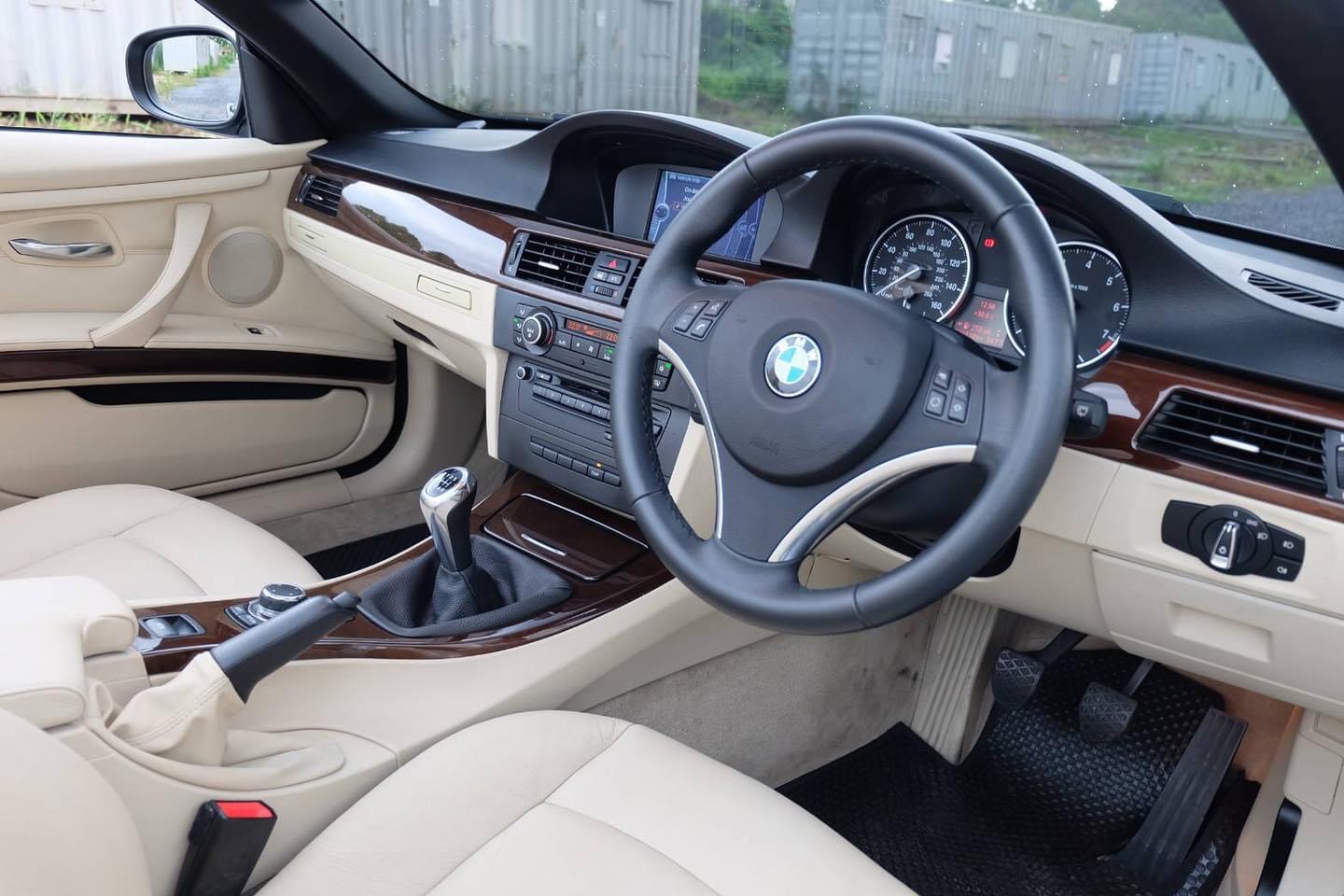 BMW 3 Series E93 320Ci (เปิดประทุน) ปี 2015 สีเทา (รูปที่ 11)