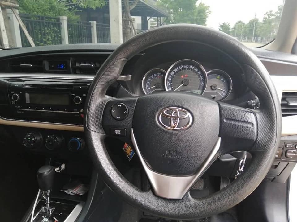 Toyota Corolla Altis โฉม 14-16 ปี 2014 สีขาว
