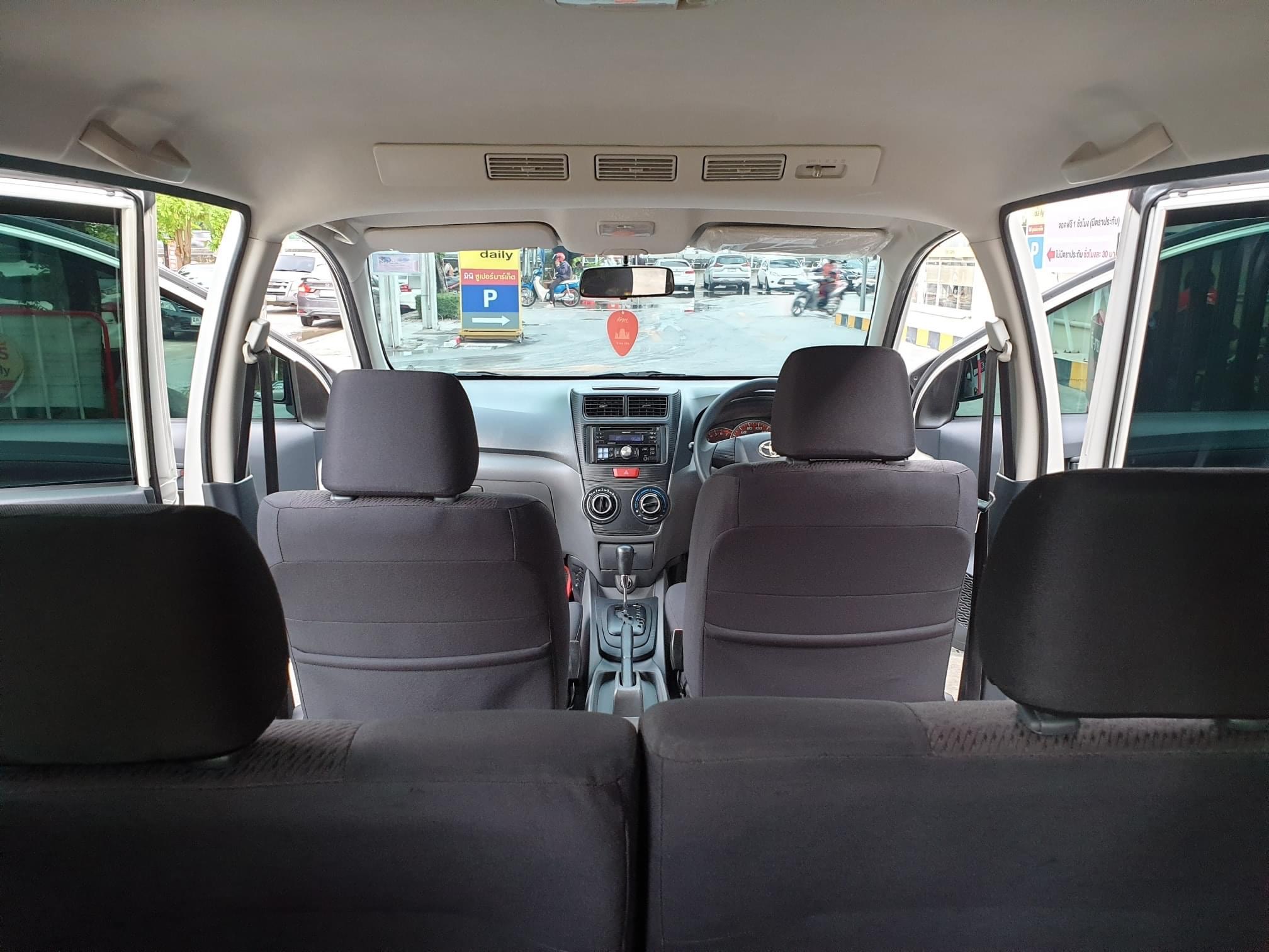 Toyota avanza 1.5 g 2013 สีขาวมุก