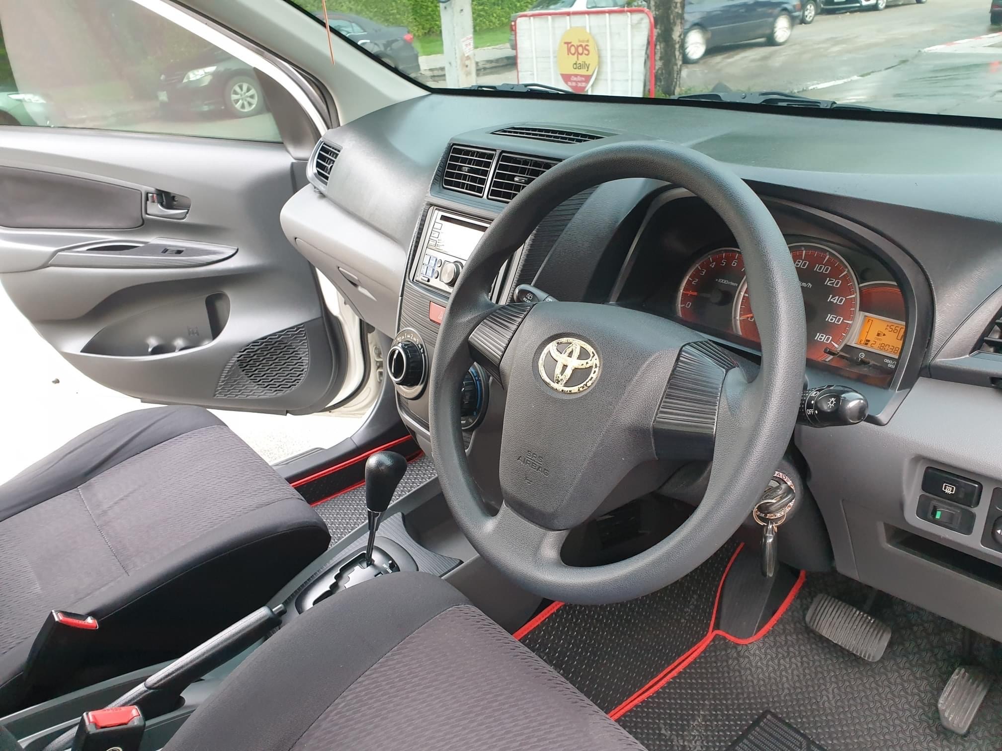 Toyota avanza 1.5 g 2013 สีขาวมุก