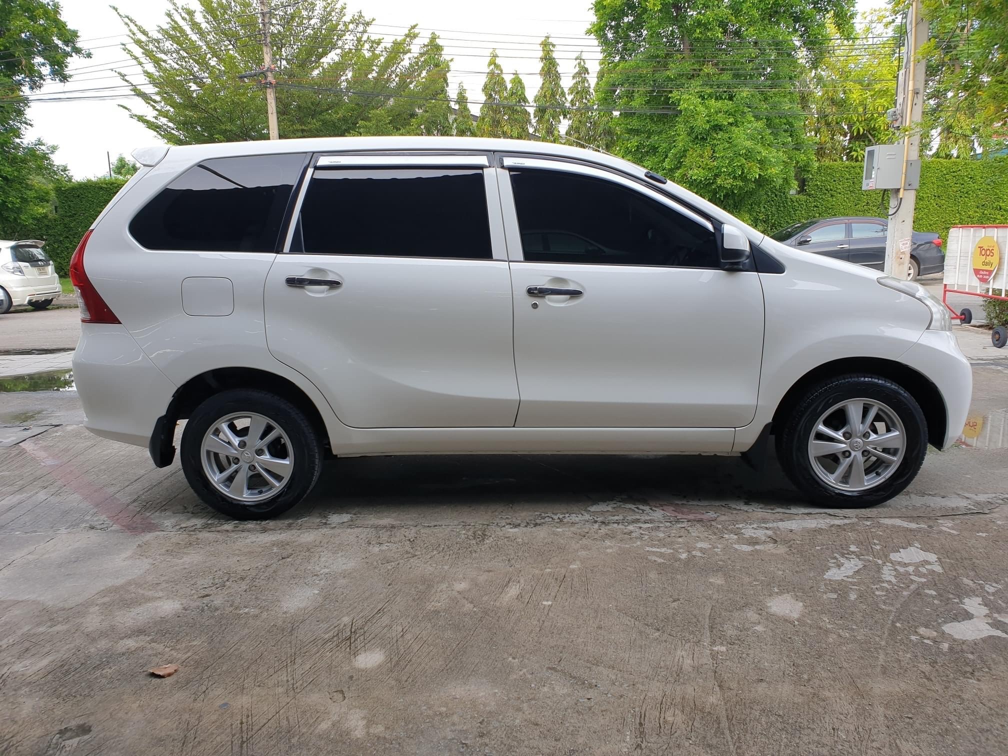 Toyota avanza 1.5 g 2013 สีขาวมุก