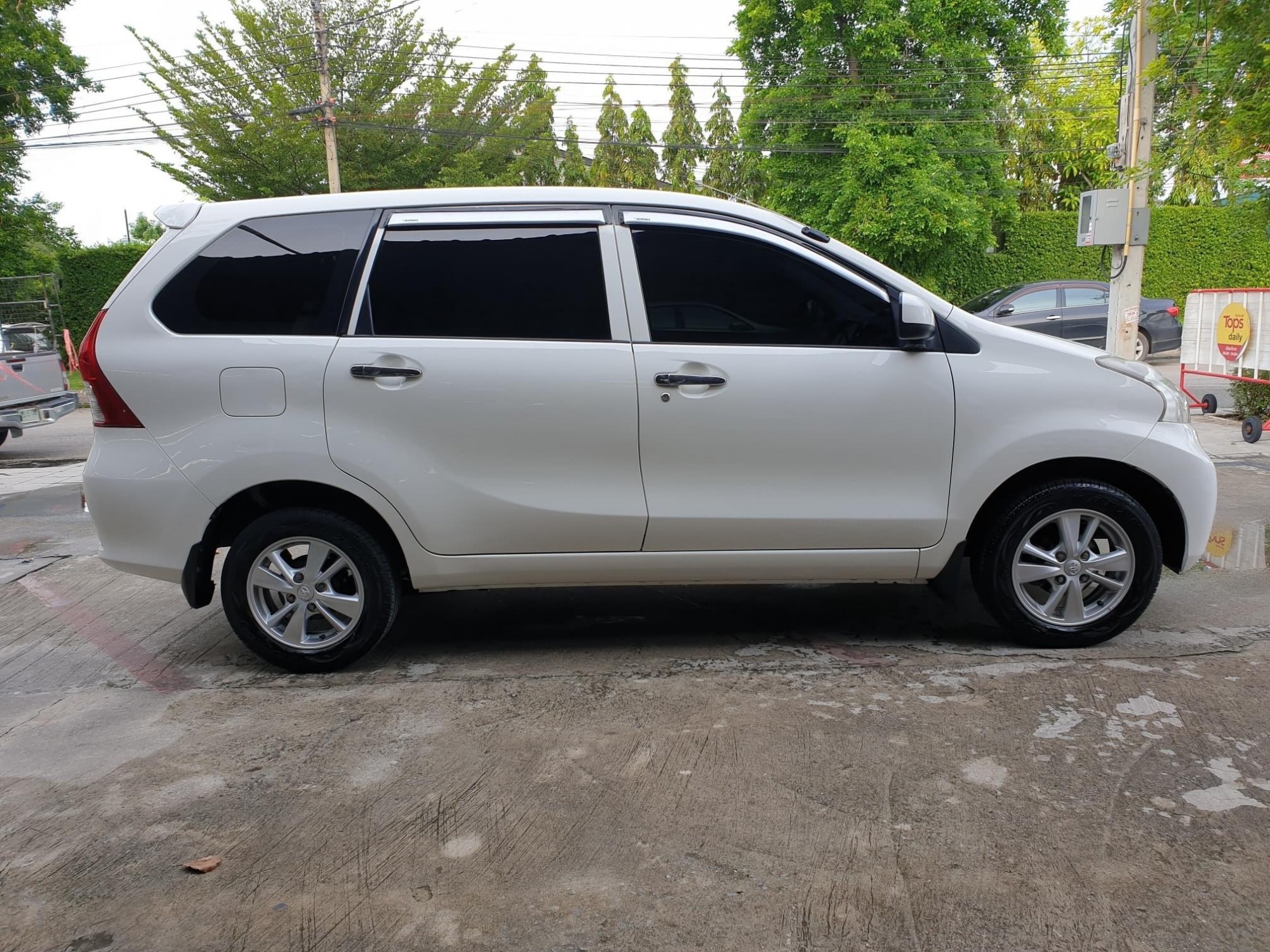 Toyota avanza 1.5 g 2013 สีขาวมุก