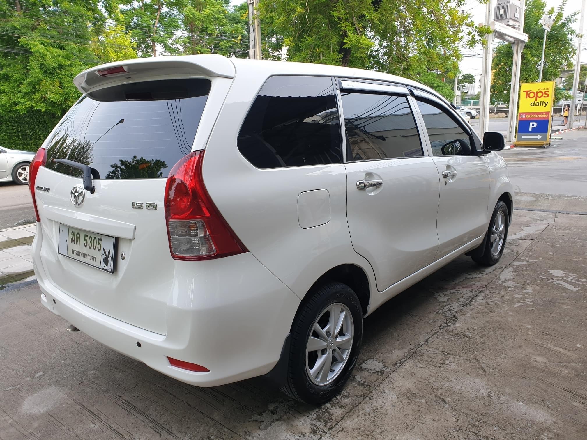 Toyota avanza 1.5 g 2013 สีขาวมุก