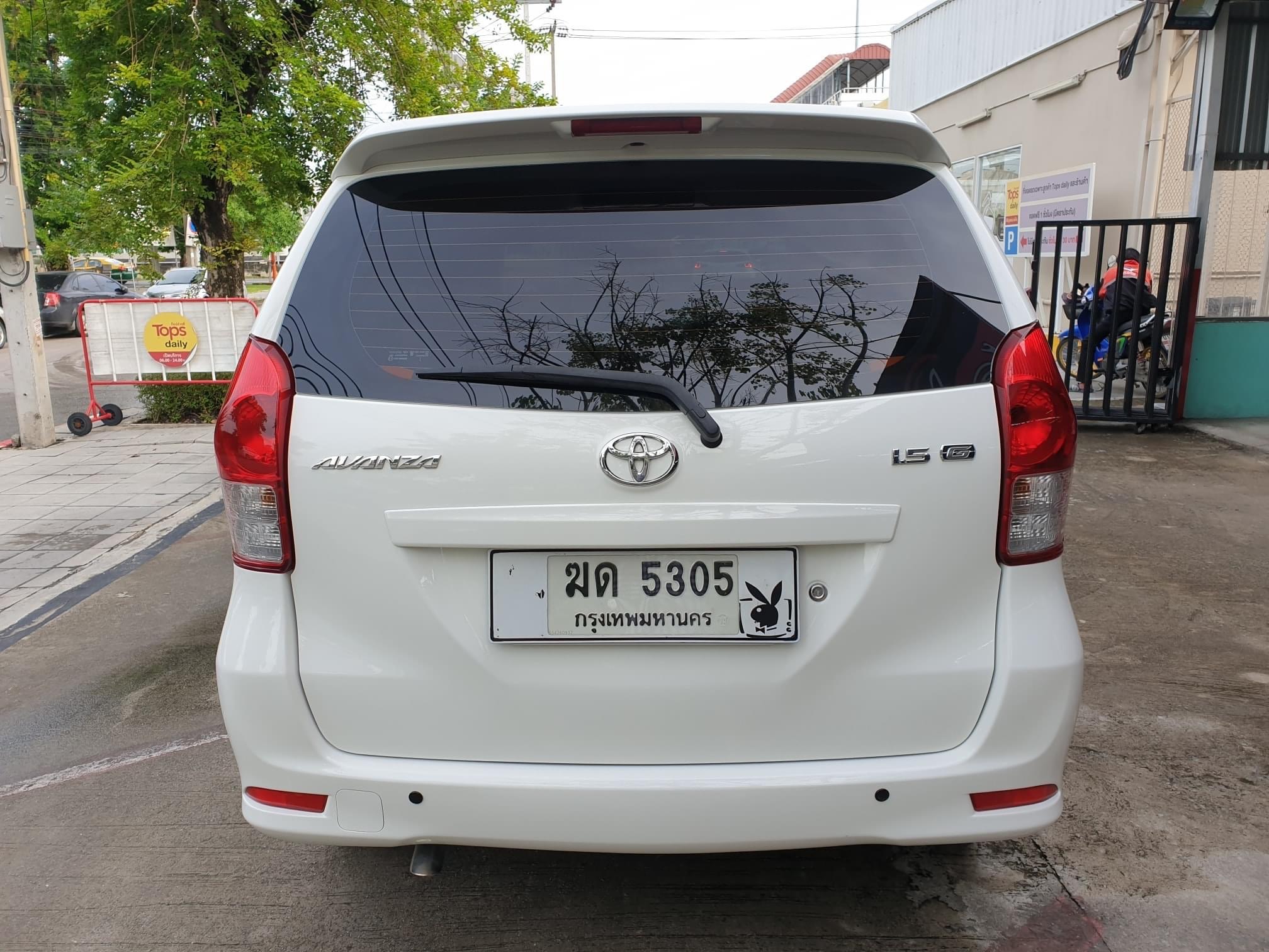 Toyota avanza 1.5 g 2013 สีขาวมุก