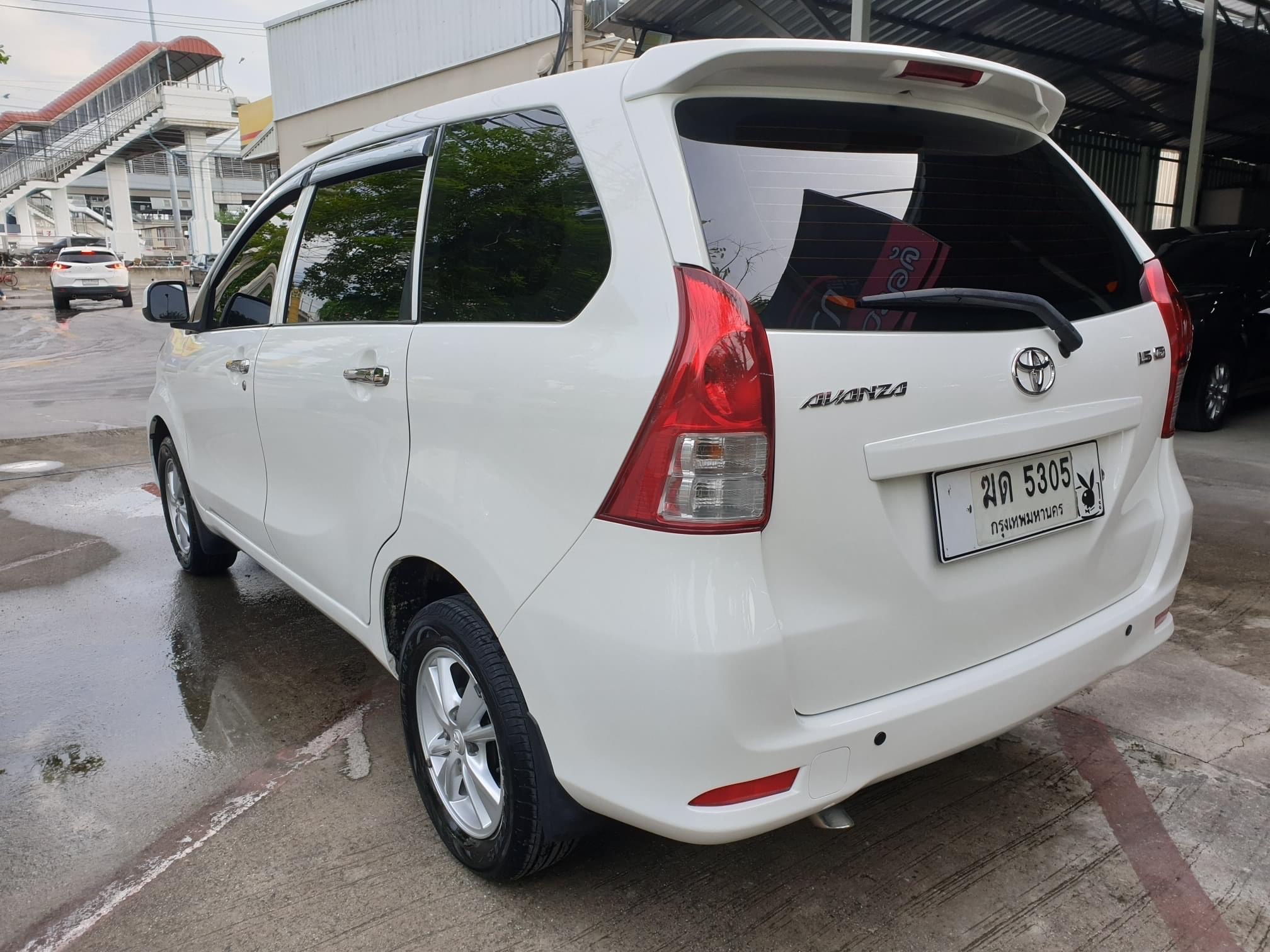 Toyota avanza 1.5 g 2013 สีขาวมุก