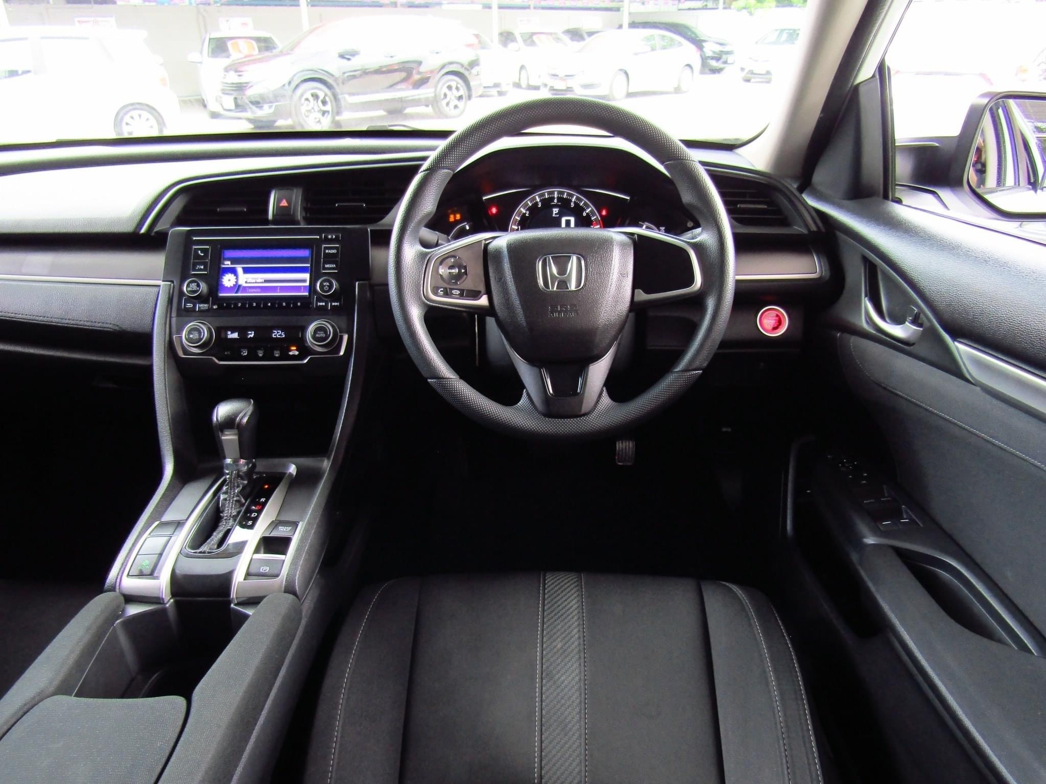 CIVIC 1.8E เกียร์AT สีขาว ปี2017 (รูปที่ 11)