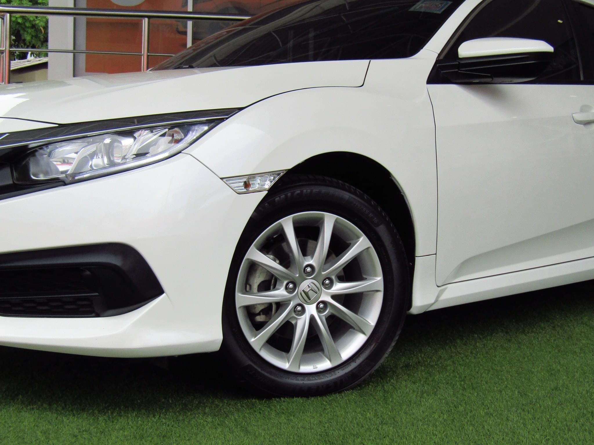 CIVIC 1.8E เกียร์AT สีขาว ปี2017 (รูปที่ 6)