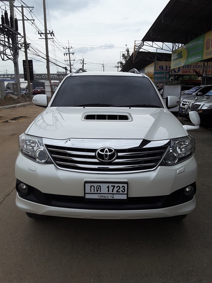 Toyota Fortuner GEN 1 โฉม 2011-2014 ปี 2014 สีขาว