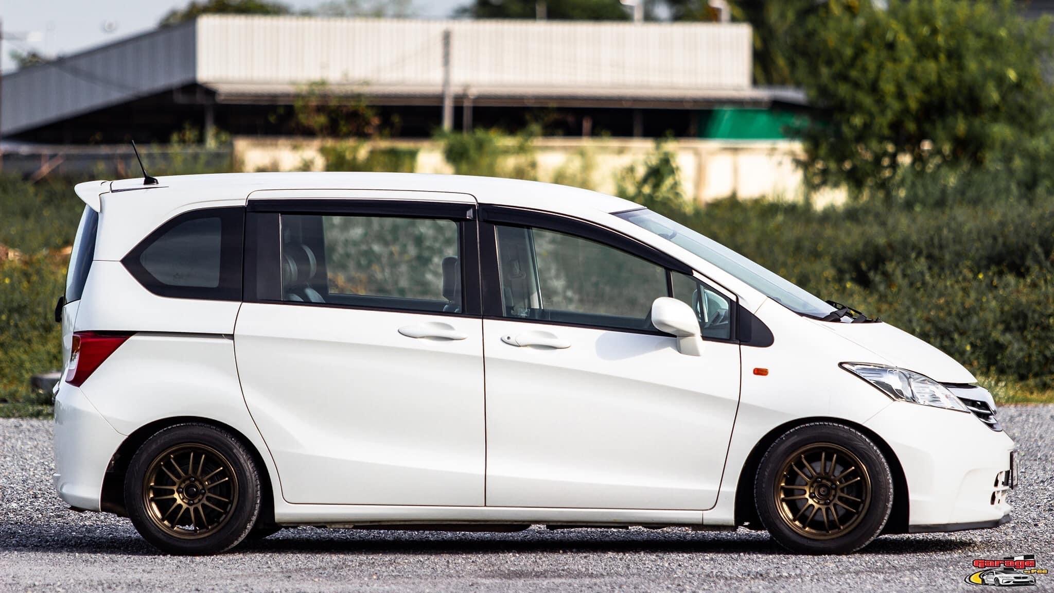 Honda FREED 1.5 SE AT สีขาว ปี2013