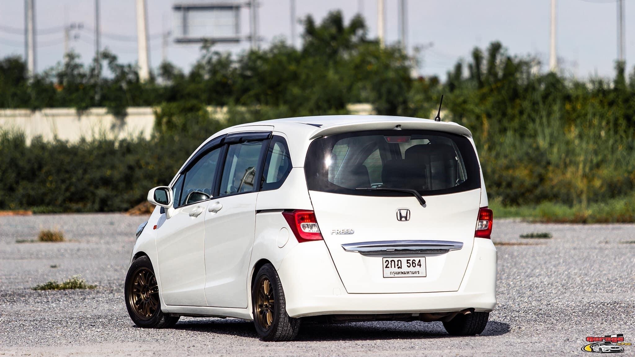 Honda FREED 1.5 SE AT สีขาว ปี2013