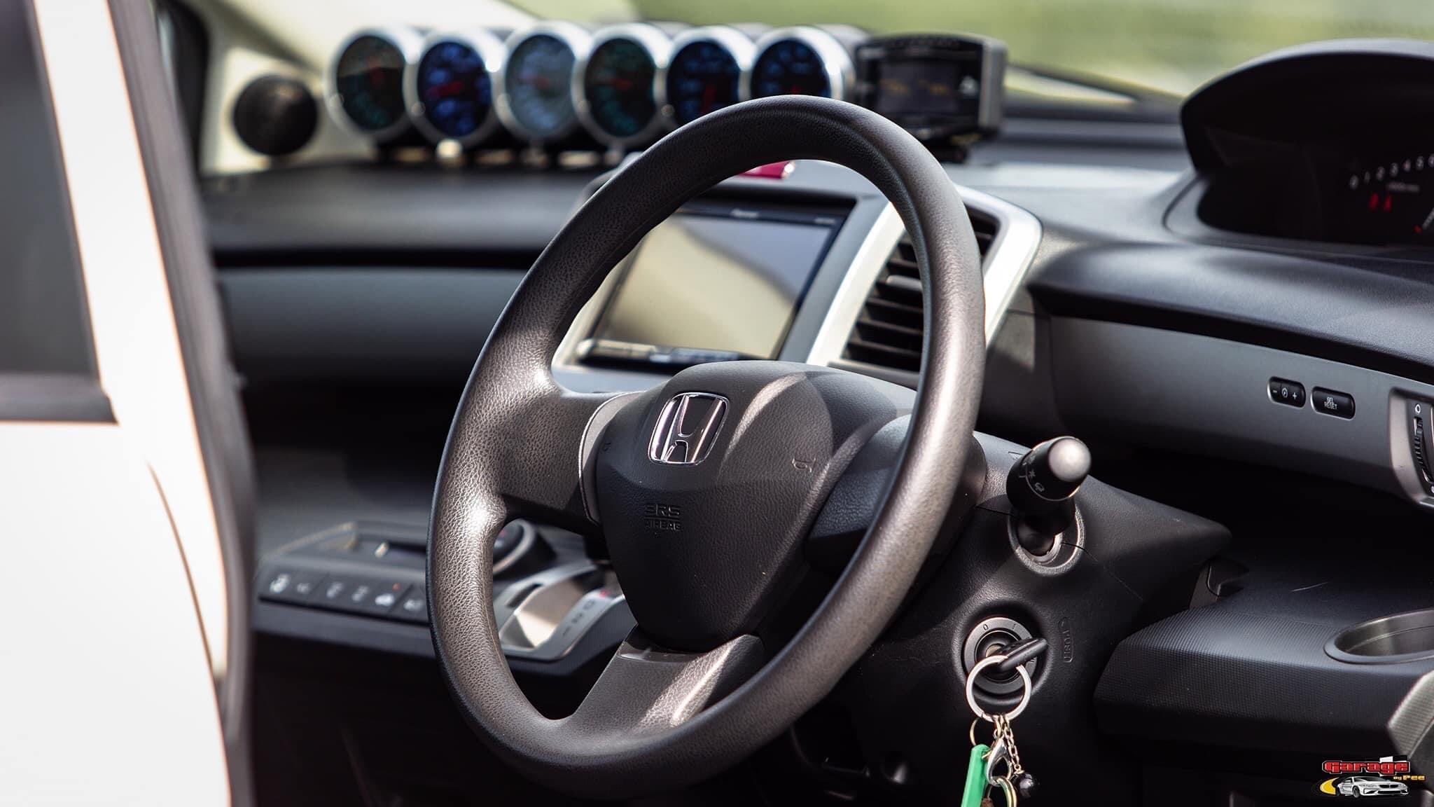 Honda FREED 1.5 SE AT สีขาว ปี2013