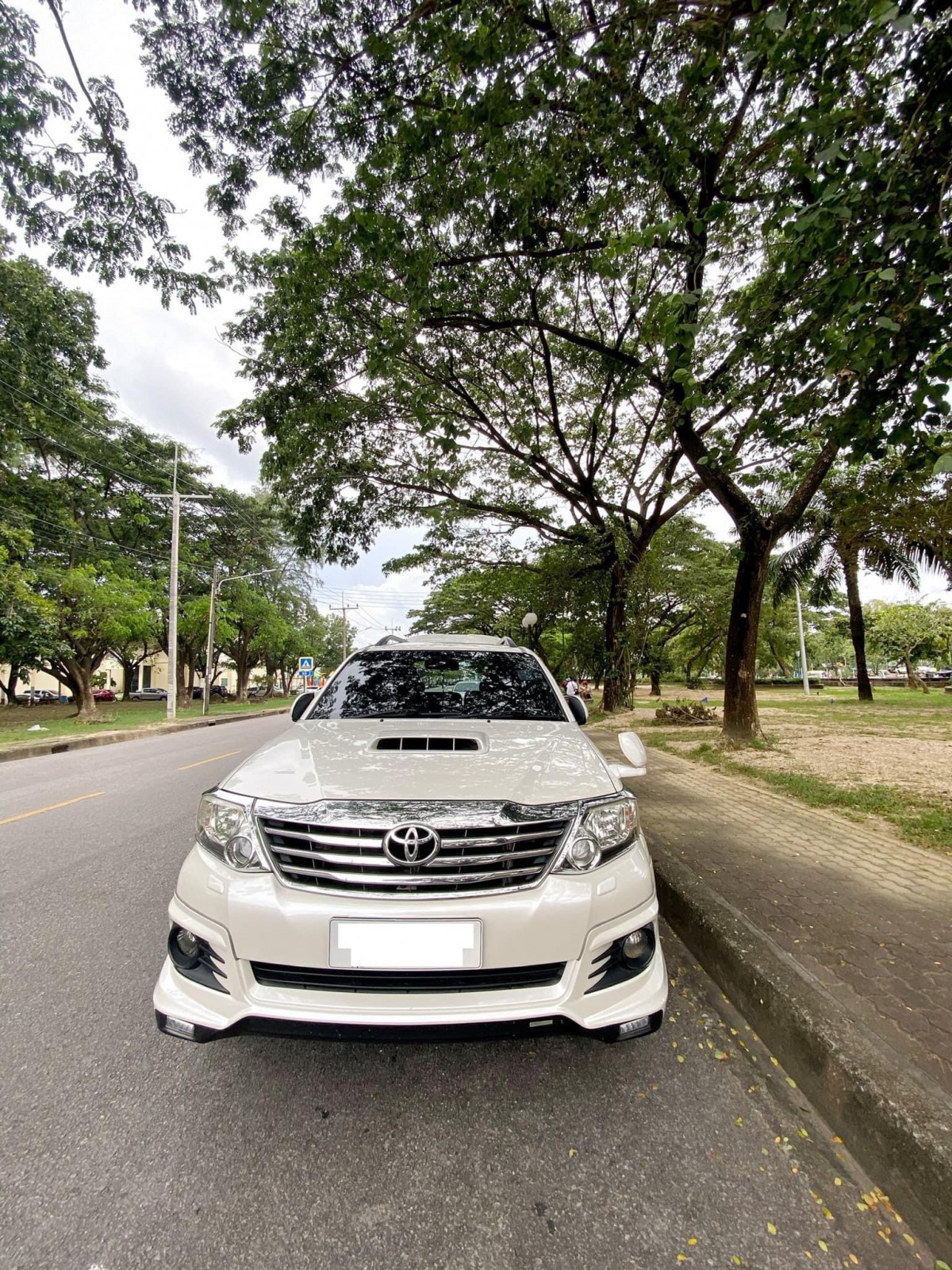 Toyota Fortuner 3.0 TRD Sportivo 4WD （ขาวมุก）ปี 2013 จด 2014 (รูปที่ 2)