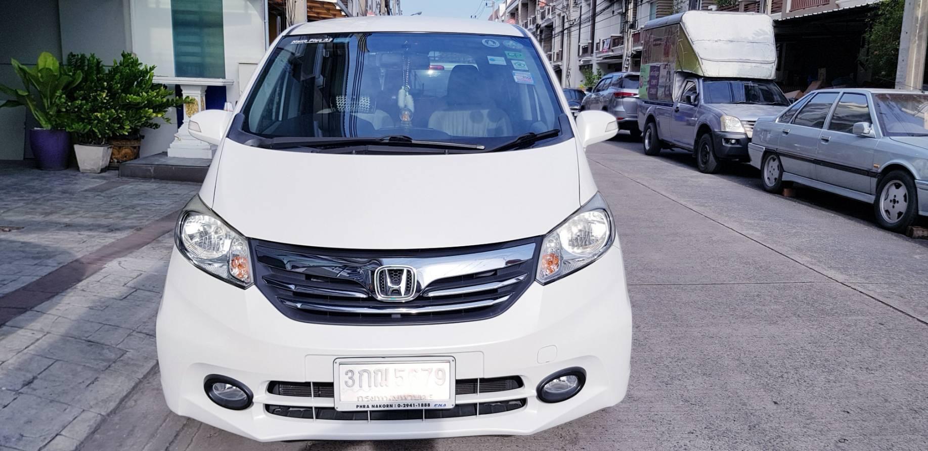 Honda Freed สีขาว