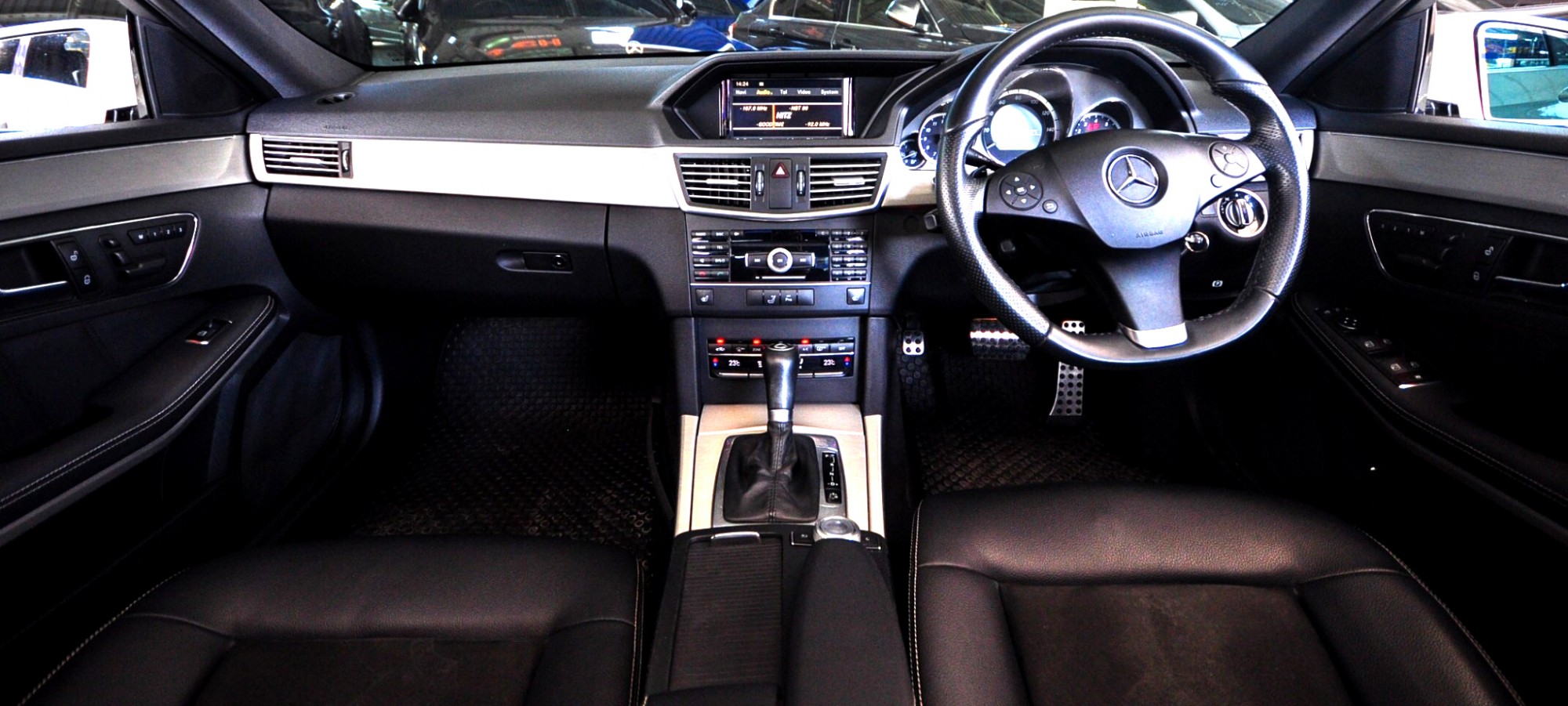 2012 BENZ E250 AMG หลังคาแก้ว เกียร์7Speed Paddle Shift ออฟชั่นจัดมาให้แบบเต็มๆแต่ราคาเบาๆ ? (รูปที่ 3)