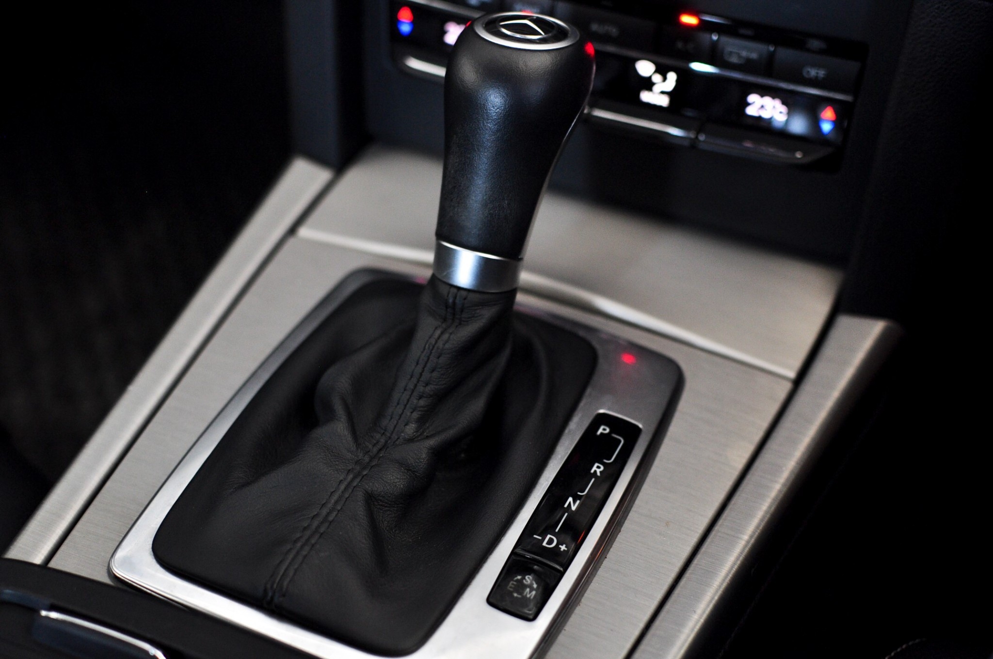 2012 BENZ E250 AMG หลังคาแก้ว เกียร์7Speed Paddle Shift ออฟชั่นจัดมาให้แบบเต็มๆแต่ราคาเบาๆ ? (รูปที่ 7)