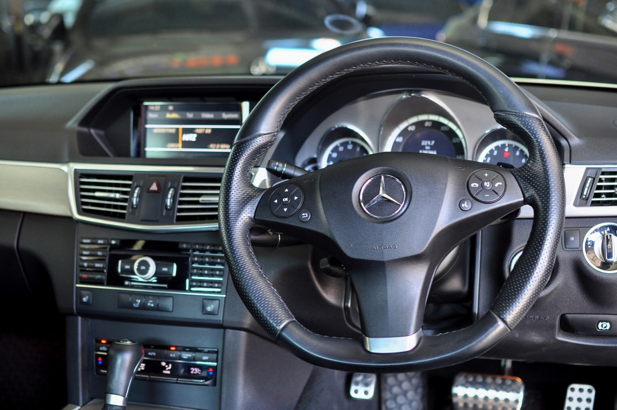 2012 BENZ E250 AMG หลังคาแก้ว เกียร์7Speed Paddle Shift ออฟชั่นจัดมาให้แบบเต็มๆแต่ราคาเบาๆ ? (รูปที่ 8)
