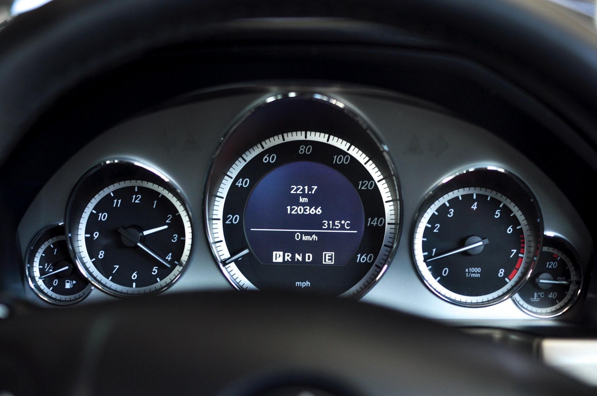2012 BENZ E250 AMG หลังคาแก้ว เกียร์7Speed Paddle Shift ออฟชั่นจัดมาให้แบบเต็มๆแต่ราคาเบาๆ ? (รูปที่ 4)