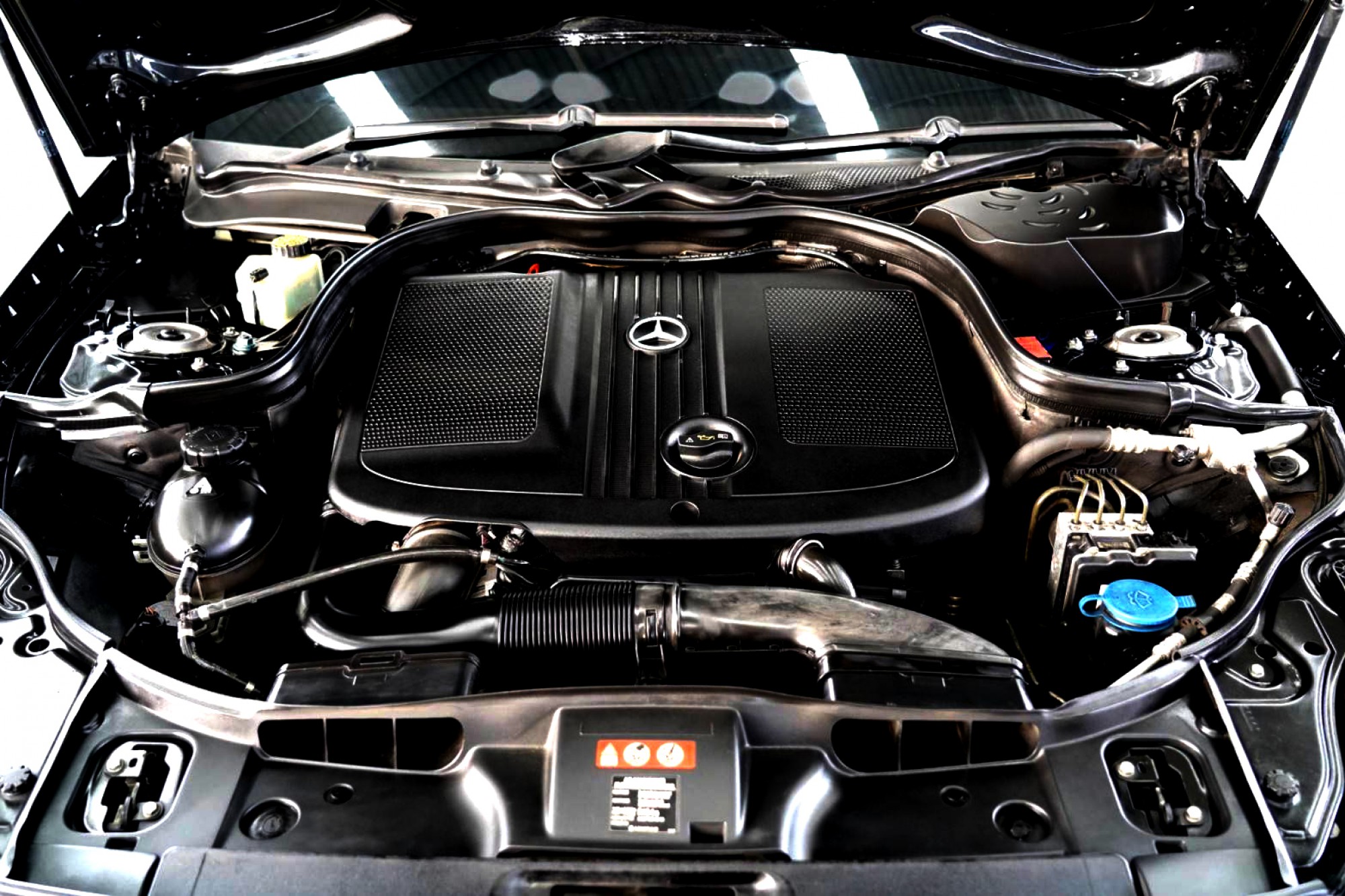 2011 BENZ CLS250 CDI W204 แรงม้า ซีดานทรงสปอร์ตสุดหรู ขับสนุกประหยัดเกินคาด (รูปที่ 4)