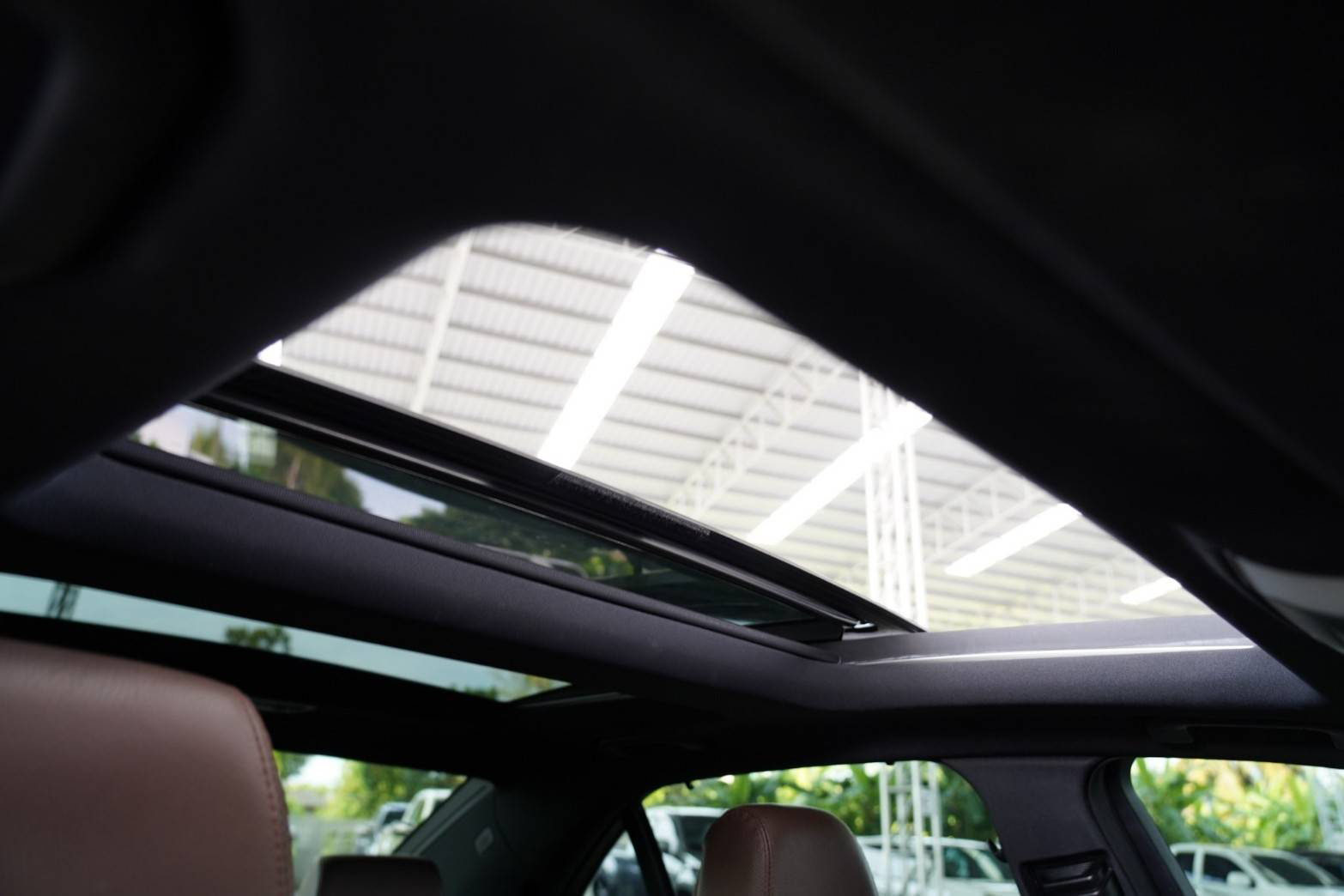 Mercedes-Benz E300 BlueTEC HYBRID AMG 2014  ตัวรถมือเดียวออกศูนย์Benz Thailand  (รูปที่ 11)