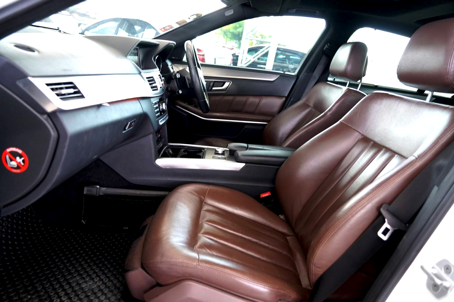 Mercedes-Benz E300 BlueTEC HYBRID AMG 2014  ตัวรถมือเดียวออกศูนย์Benz Thailand  (รูปที่ 8)