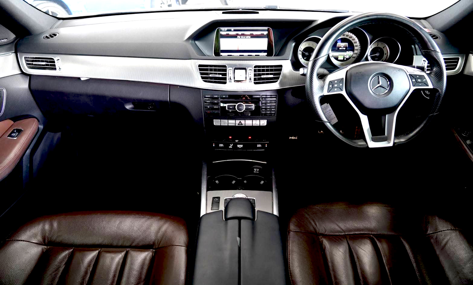 Mercedes-Benz E300 BlueTEC HYBRID AMG 2014  ตัวรถมือเดียวออกศูนย์Benz Thailand  (รูปที่ 4)