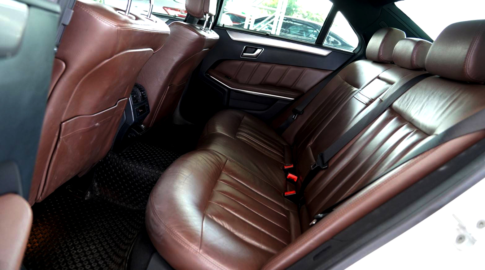 Mercedes-Benz E300 BlueTEC HYBRID AMG 2014  ตัวรถมือเดียวออกศูนย์Benz Thailand  (รูปที่ 10)