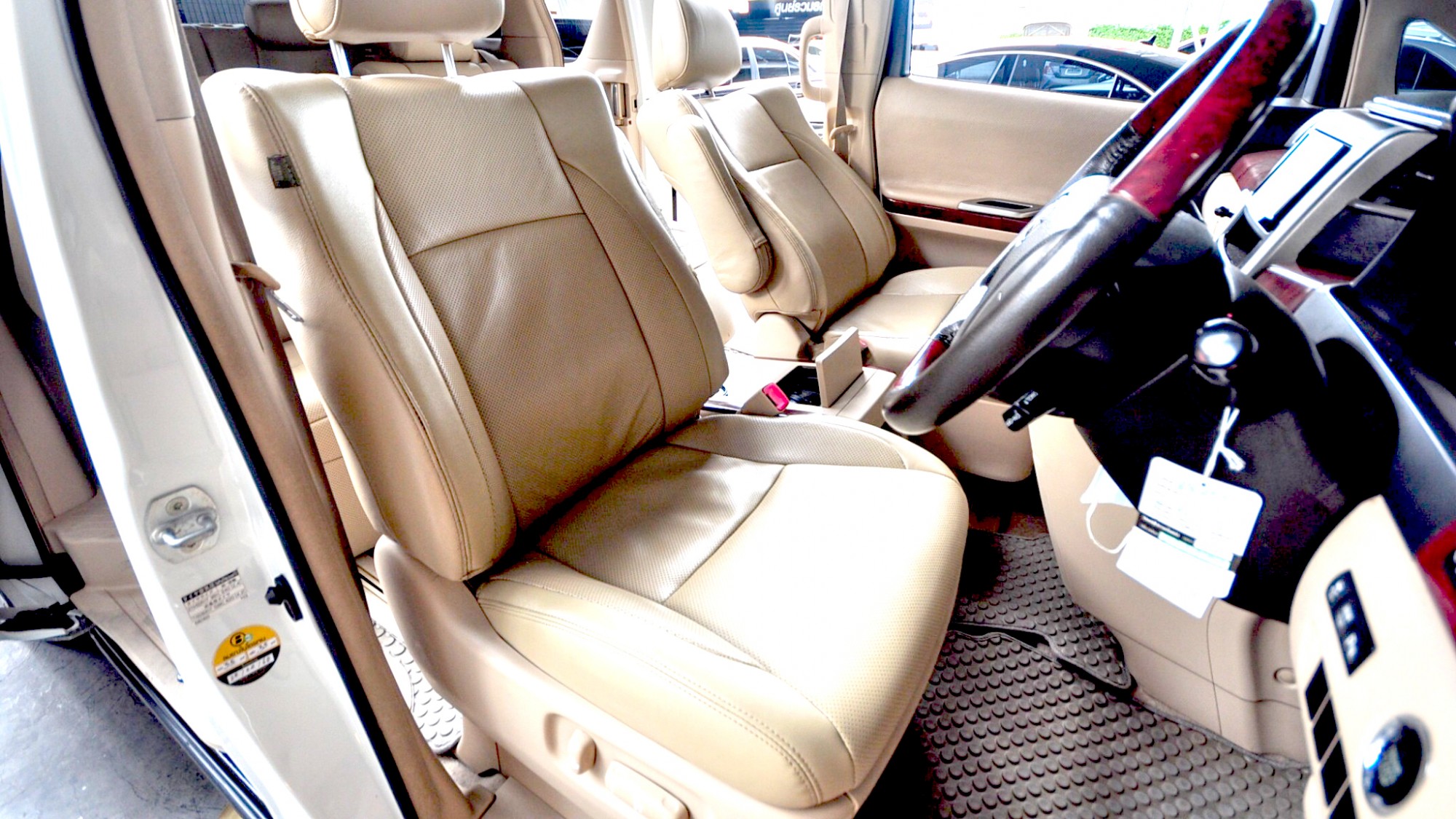 TOYOTA ALPHARD 2.4 V ออฟชั่นครบครัน ขับสบาย และนุ่มนวลสุดๆ ที่สำคัญอะไหล่หาง่าย ไมล์น้อยเพียง 60,000