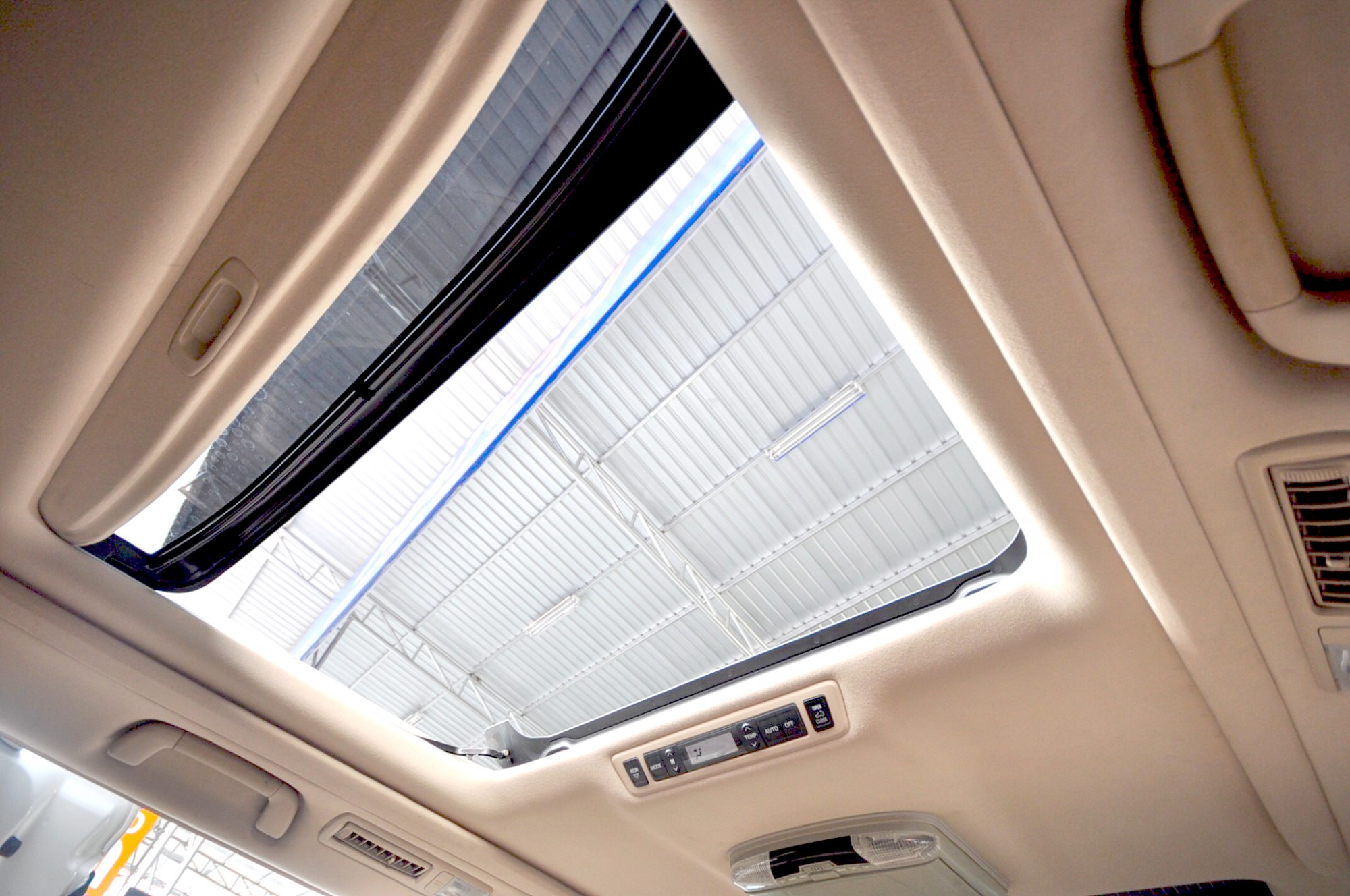 TOYOTA ALPHARD 2.4 V ออฟชั่นครบครัน ขับสบาย และนุ่มนวลสุดๆ ที่สำคัญอะไหล่หาง่าย ไมล์น้อยเพียง 60,000 (รูปที่ 15)