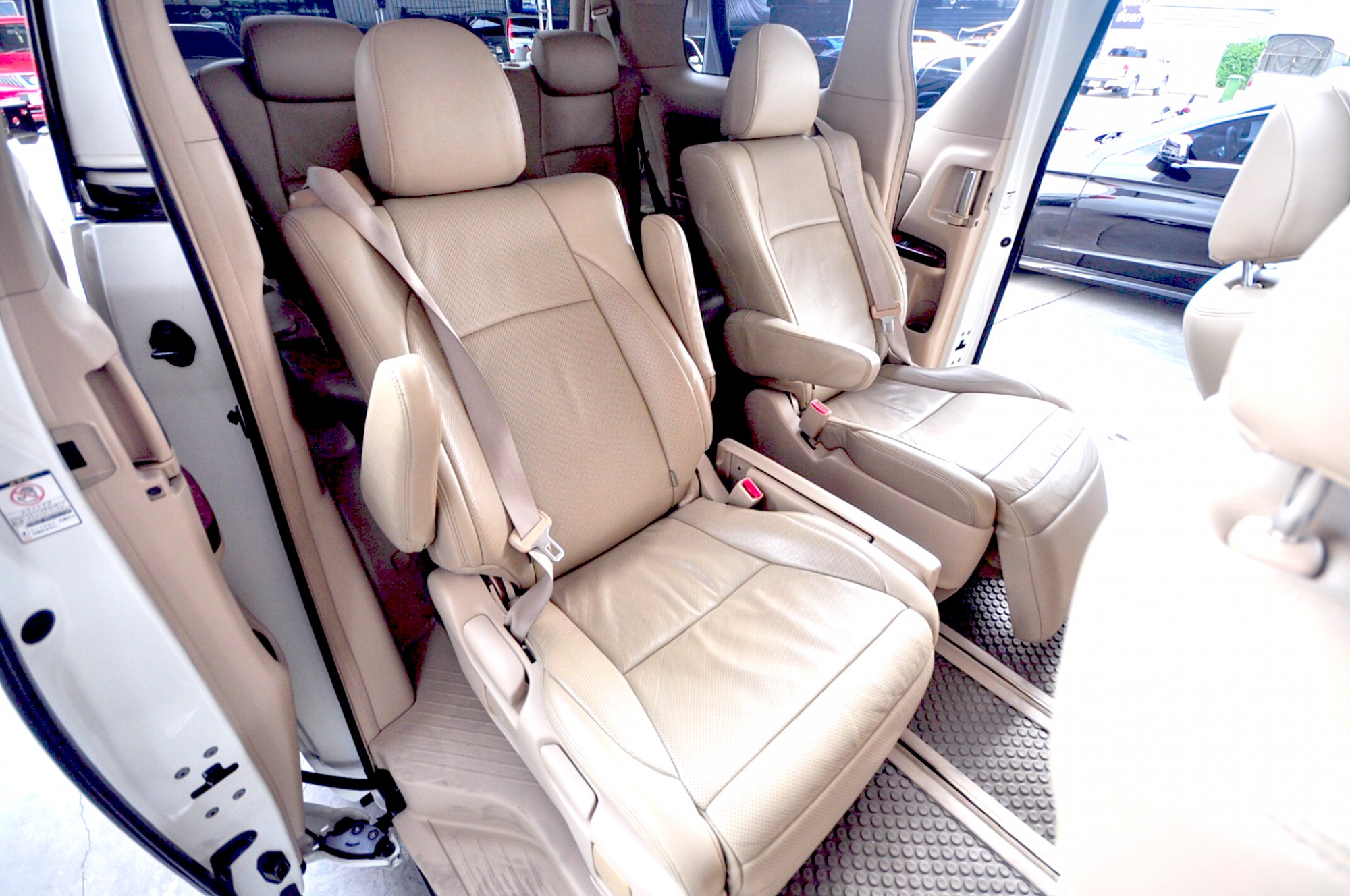 TOYOTA ALPHARD 2.4 V ออฟชั่นครบครัน ขับสบาย และนุ่มนวลสุดๆ ที่สำคัญอะไหล่หาง่าย ไมล์น้อยเพียง 60,000