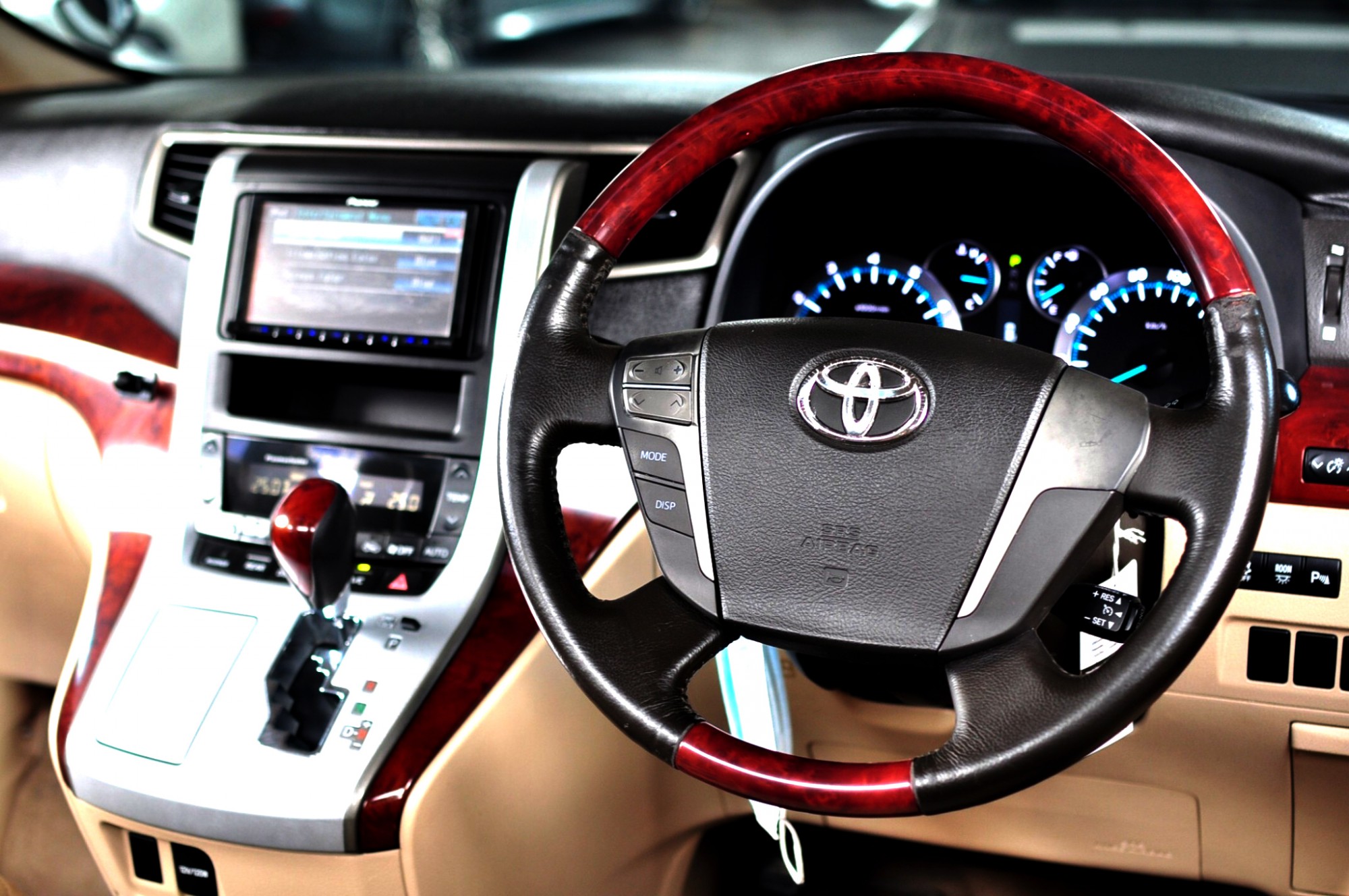TOYOTA ALPHARD 2.4 V ออฟชั่นครบครัน ขับสบาย และนุ่มนวลสุดๆ ที่สำคัญอะไหล่หาง่าย ไมล์น้อยเพียง 60,000 (รูปที่ 4)