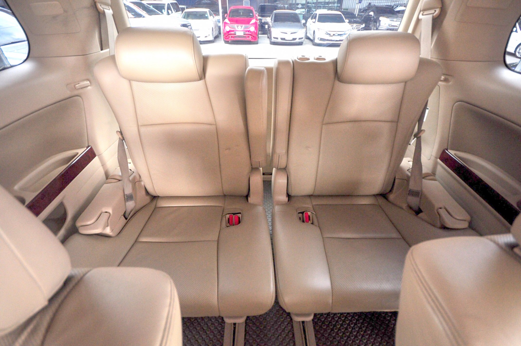 TOYOTA ALPHARD 2.4 V ออฟชั่นครบครัน ขับสบาย และนุ่มนวลสุดๆ ที่สำคัญอะไหล่หาง่าย ไมล์น้อยเพียง 60,000