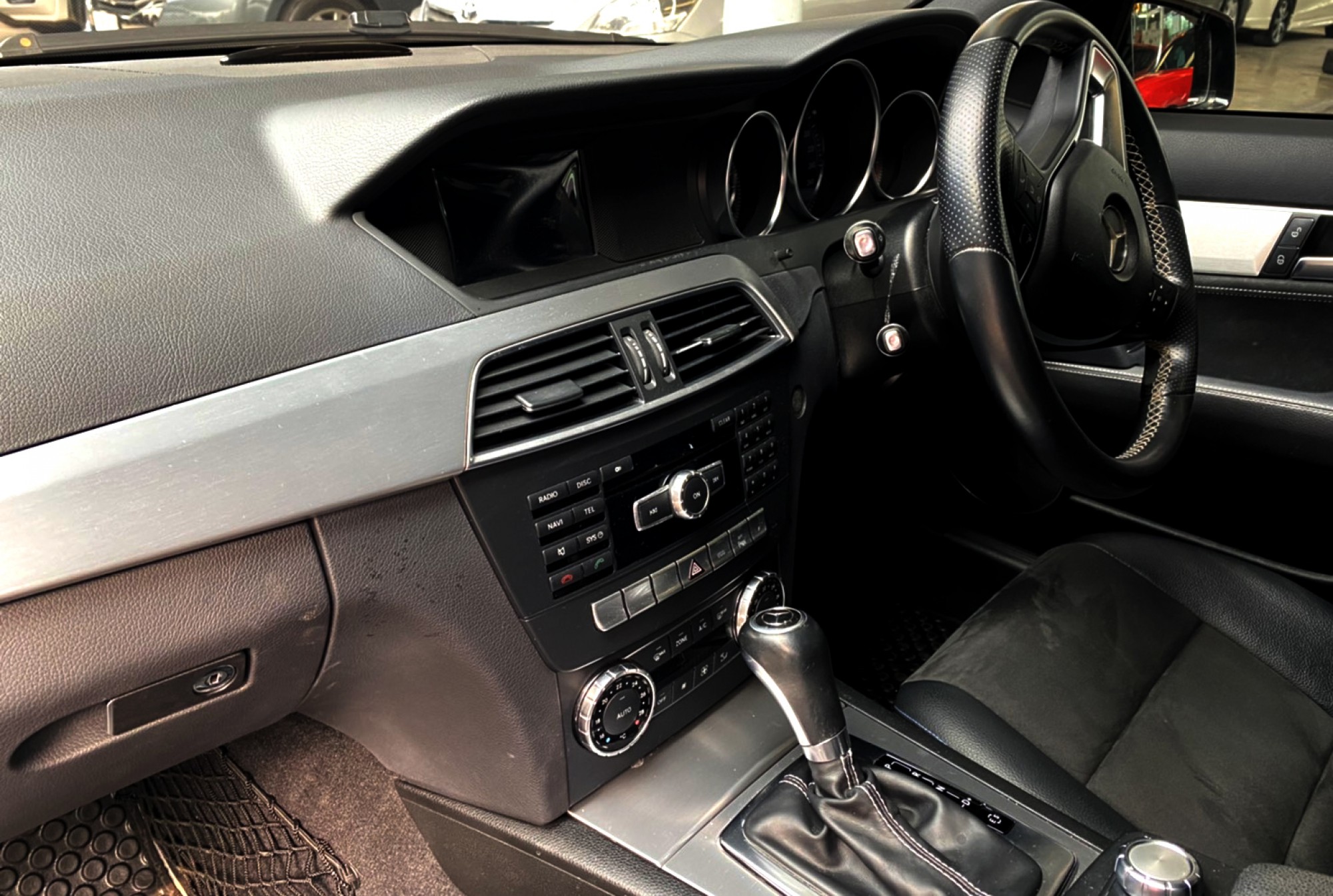 BENZ C200 CGi 2014 Edition C เป็นรุ่นล่าสุดของ W204 ก่อนเปลี่ยนโฉม รถออกศูนย์ BENZ (รูปที่ 9)