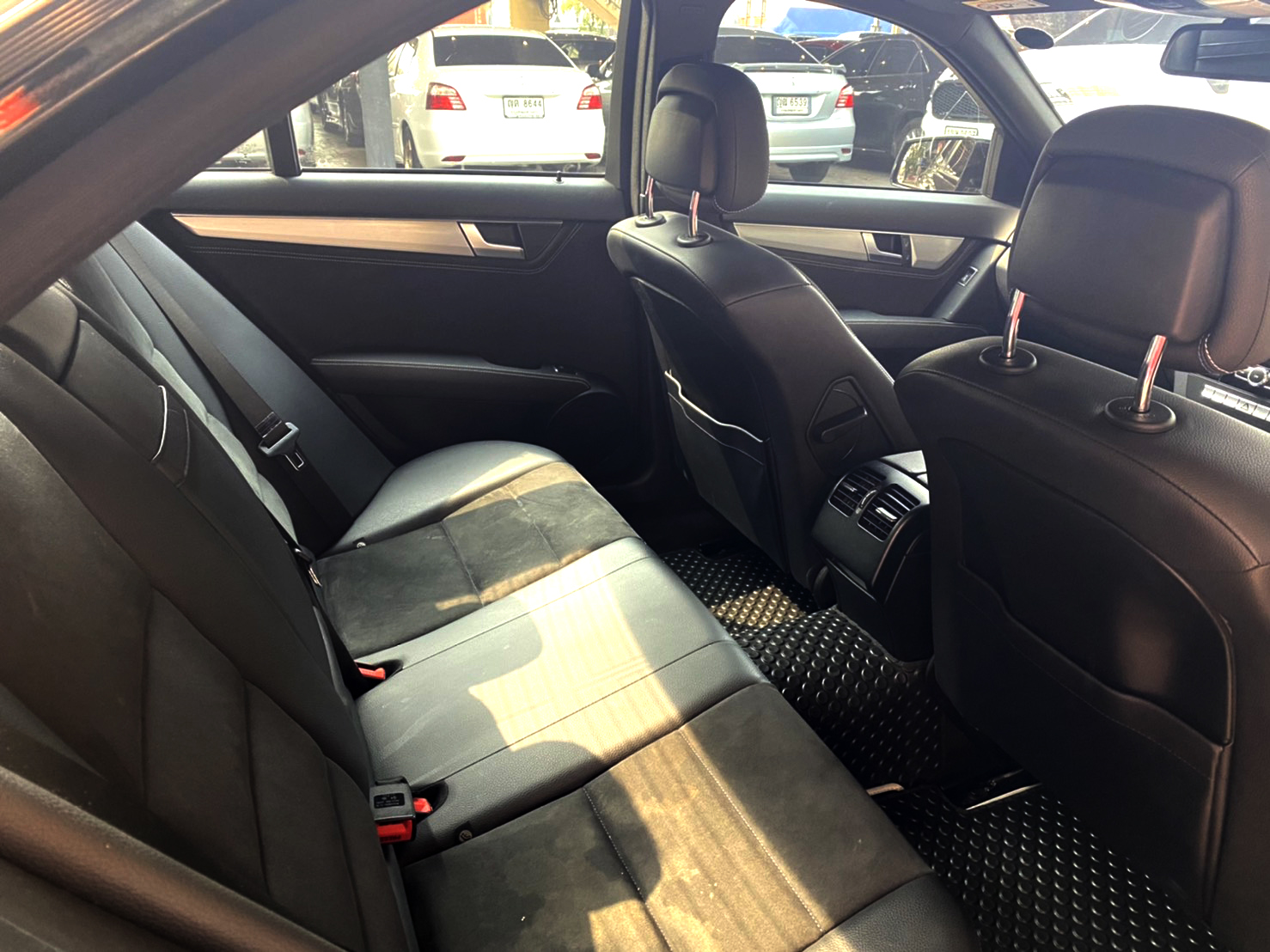 BENZ C200 CGi 2014 Edition C เป็นรุ่นล่าสุดของ W204 ก่อนเปลี่ยนโฉม รถออกศูนย์ BENZ (รูปที่ 10)