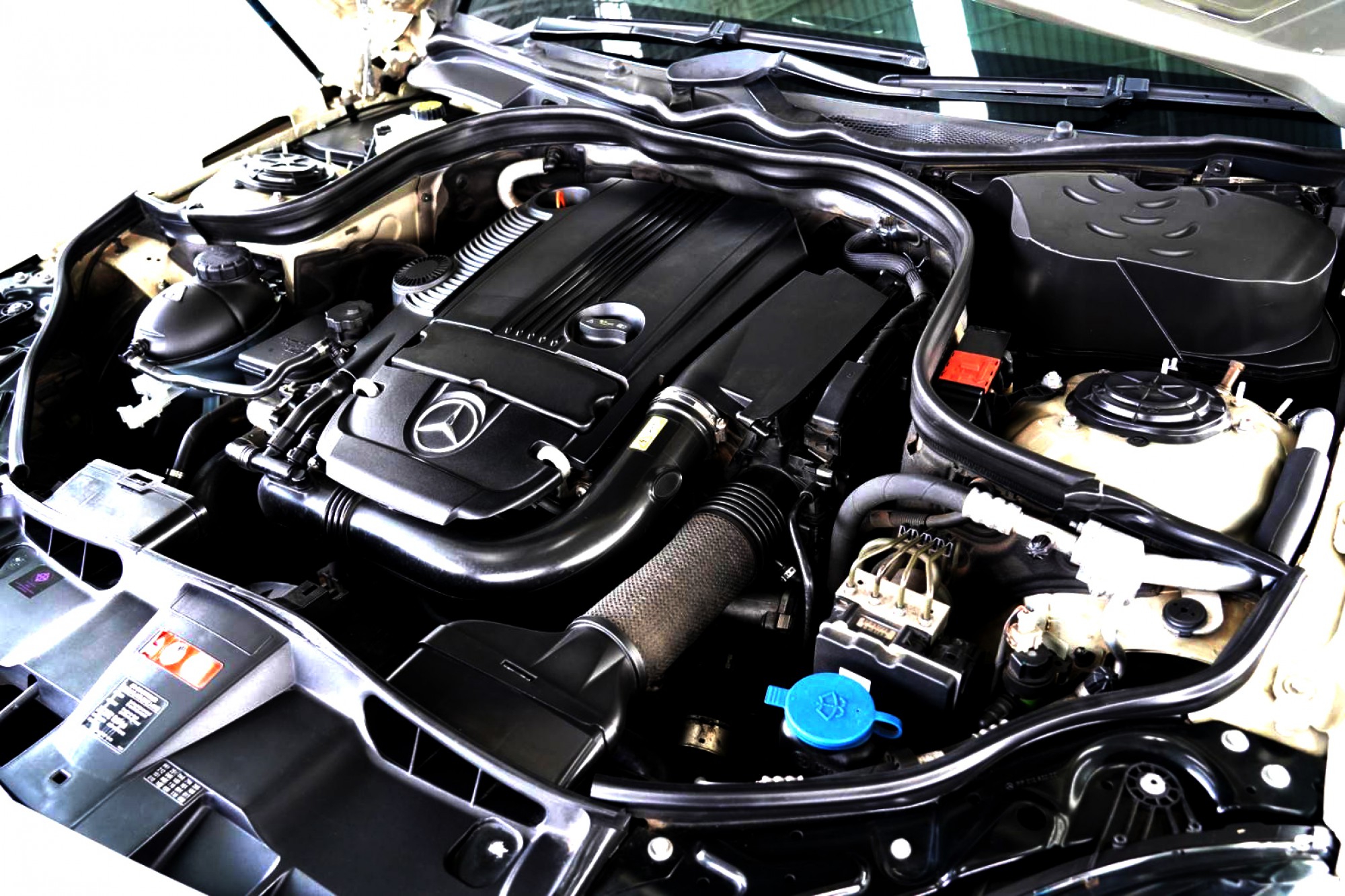 2010 BENZ E200 CGi Elegance มือเดียว มาในราคาเบาๆ ที่ใครๆก็เป็นเจ้าของได้ ไมล์น้อยมาก (รูปที่ 4)