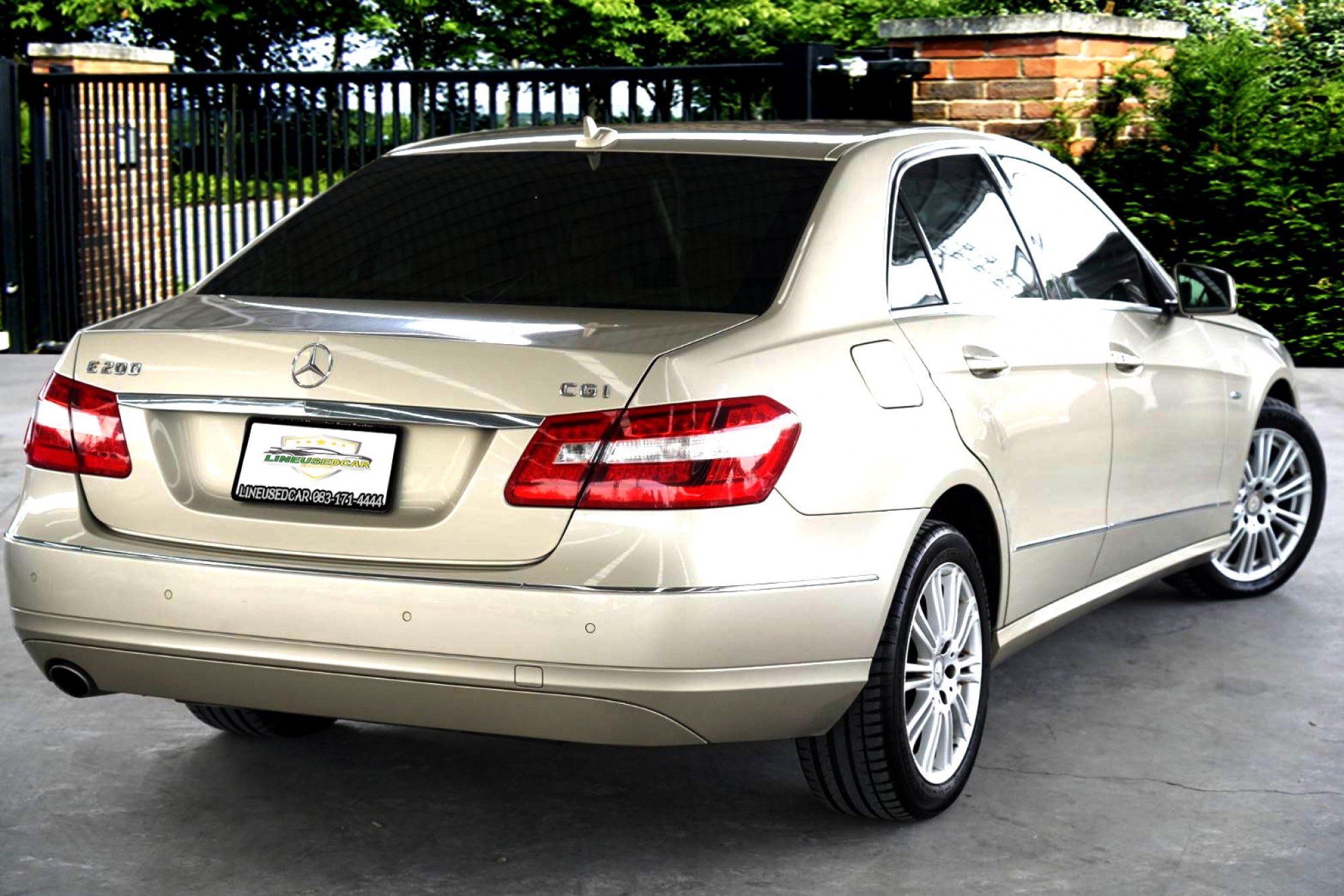 2010 BENZ E200 CGi Elegance มือเดียว มาในราคาเบาๆ ที่ใครๆก็เป็นเจ้าของได้ ไมล์น้อยมาก (รูปที่ 13)