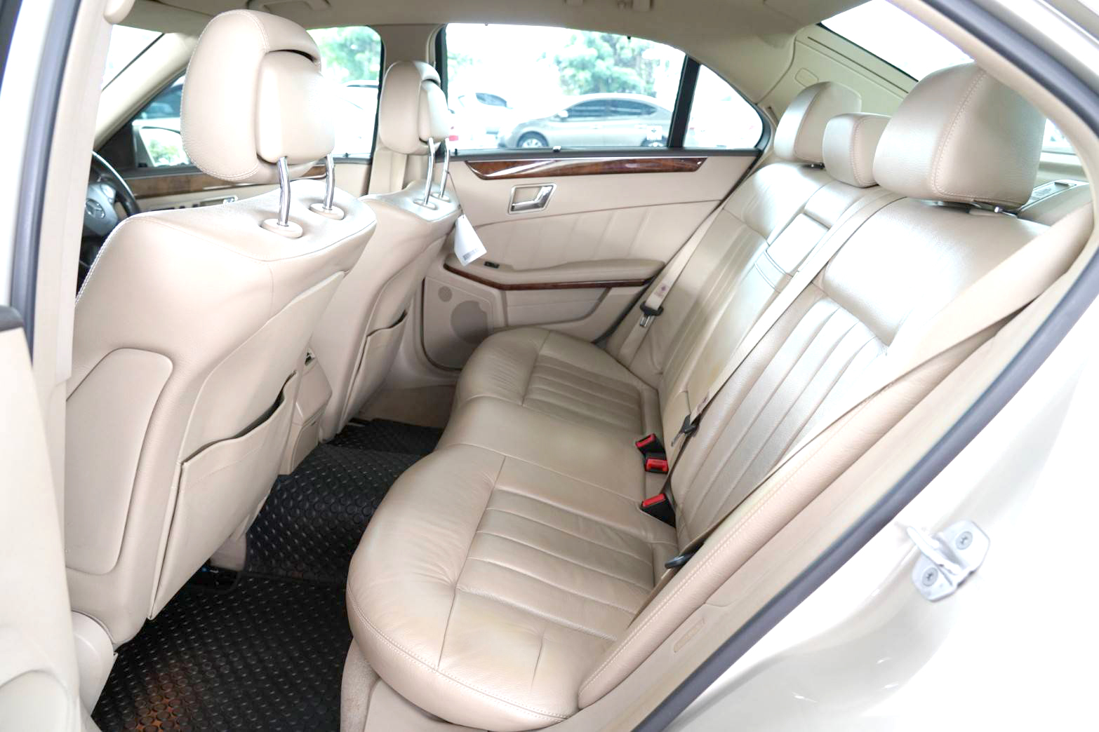 2010 BENZ E200 CGi Elegance มือเดียว มาในราคาเบาๆ ที่ใครๆก็เป็นเจ้าของได้ ไมล์น้อยมาก (รูปที่ 9)