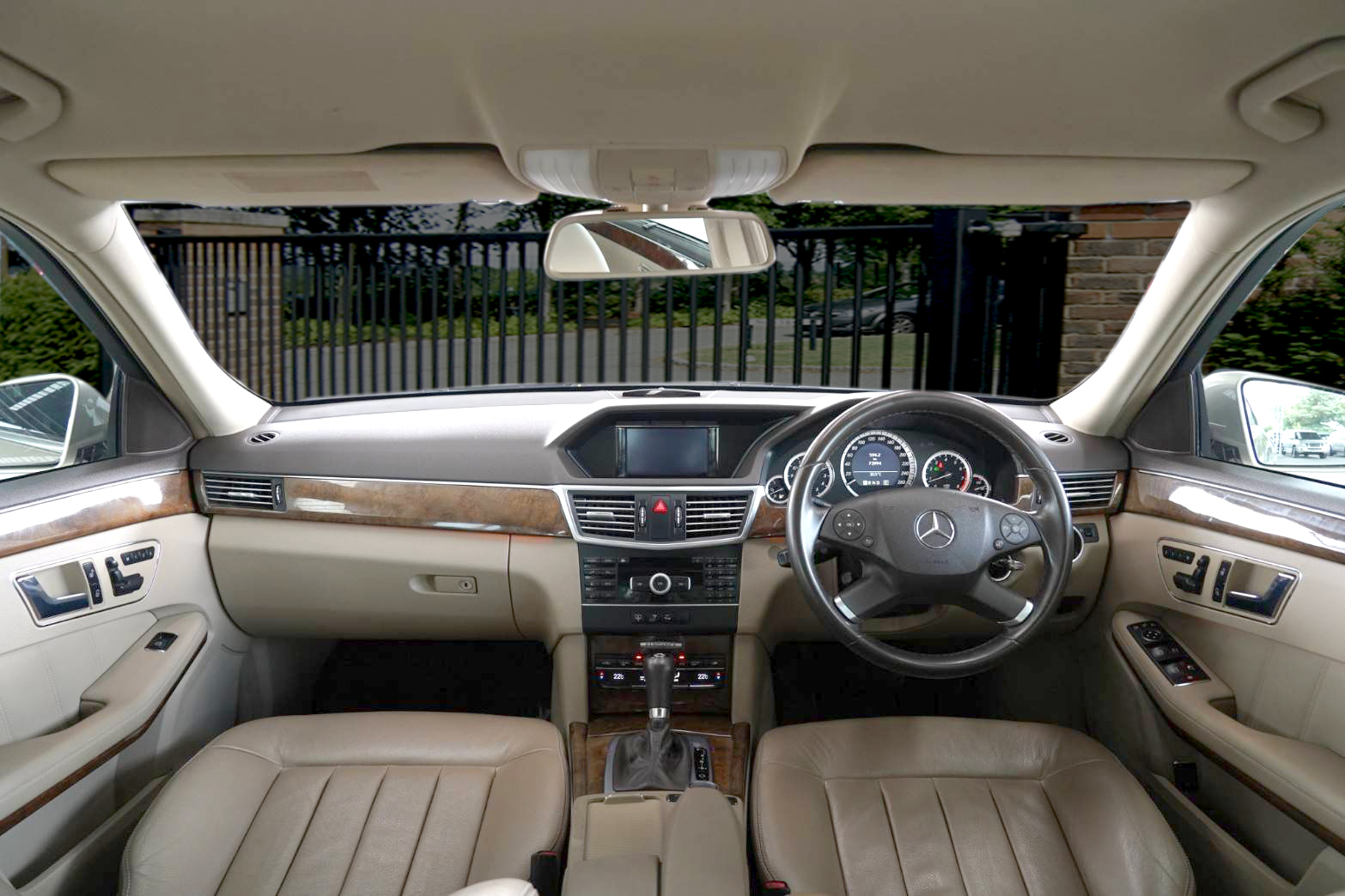 2010 BENZ E200 CGi Elegance มือเดียว มาในราคาเบาๆ ที่ใครๆก็เป็นเจ้าของได้ ไมล์น้อยมาก (รูปที่ 5)