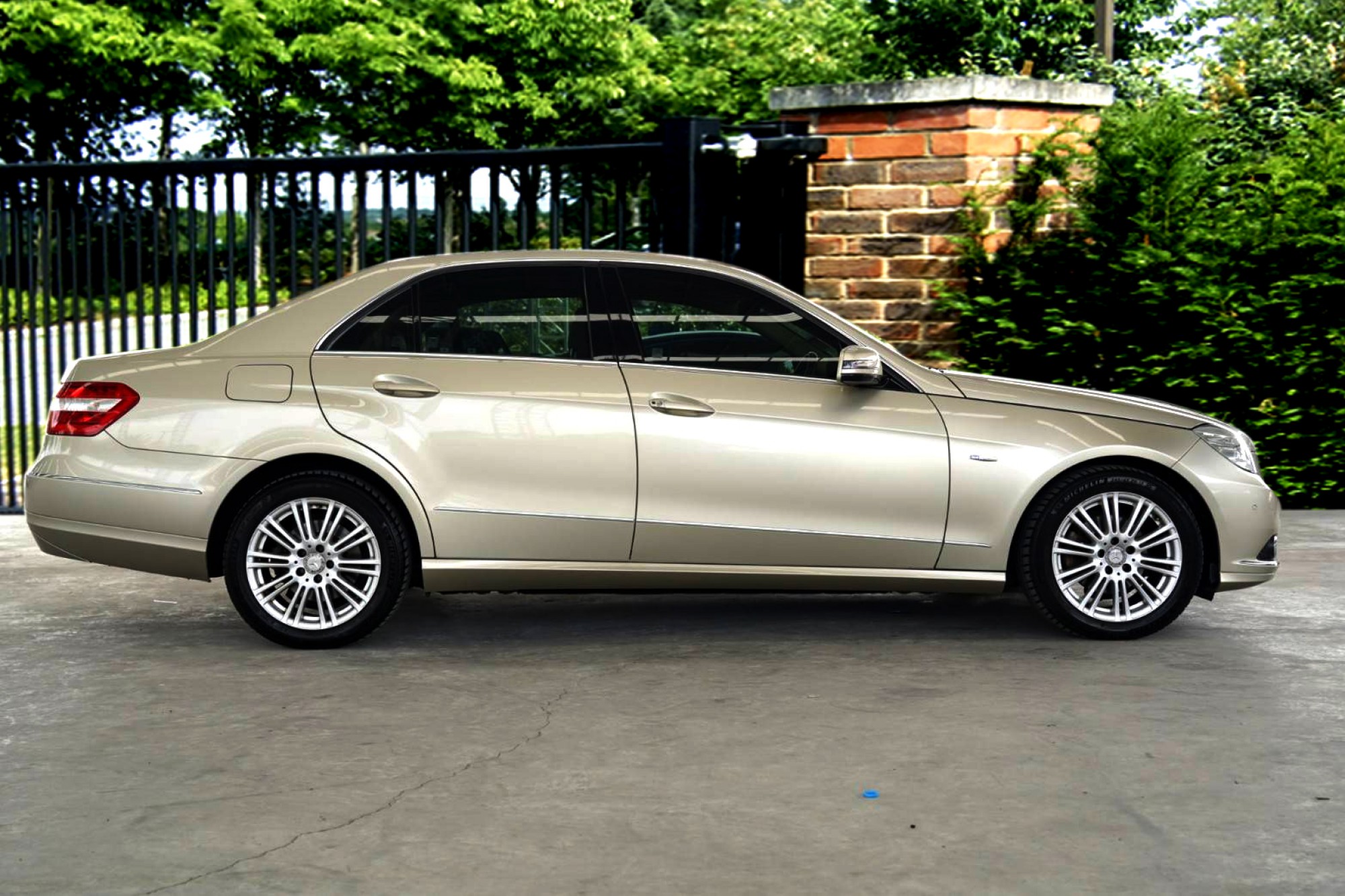 2010 BENZ E200 CGi Elegance มือเดียว มาในราคาเบาๆ ที่ใครๆก็เป็นเจ้าของได้ ไมล์น้อยมาก (รูปที่ 8)