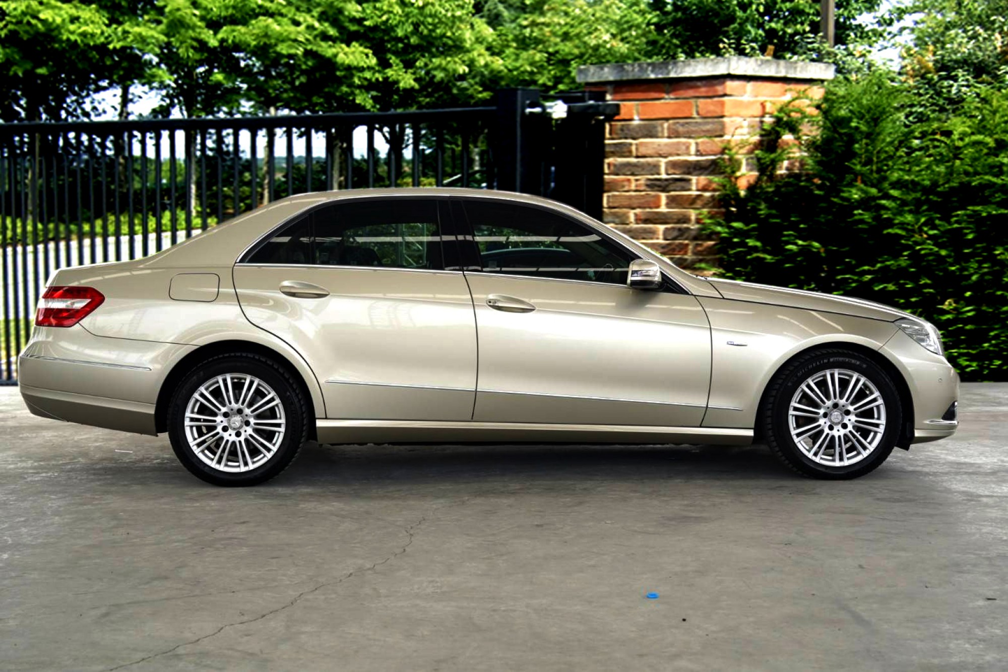 2010 BENZ E200 CGi Elegance มือเดียว มาในราคาเบาๆ ที่ใครๆก็เป็นเจ้าของได้ ไมล์น้อยมาก