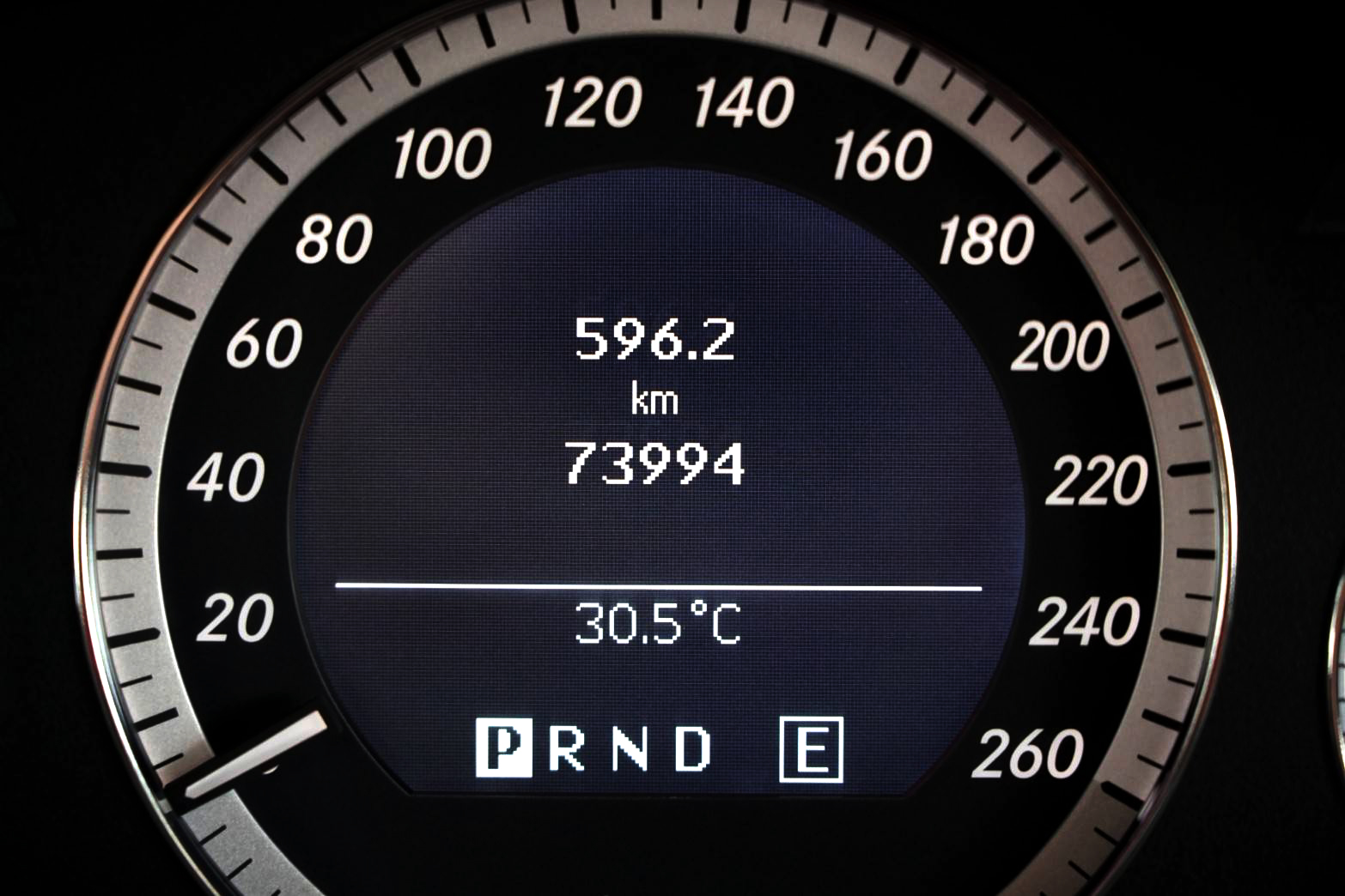 2010 BENZ E200 CGi Elegance มือเดียว มาในราคาเบาๆ ที่ใครๆก็เป็นเจ้าของได้ ไมล์น้อยมาก (รูปที่ 10)