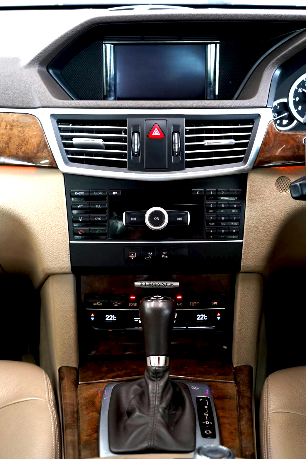 2010 BENZ E200 CGi Elegance มือเดียว มาในราคาเบาๆ ที่ใครๆก็เป็นเจ้าของได้ ไมล์น้อยมาก (รูปที่ 6)