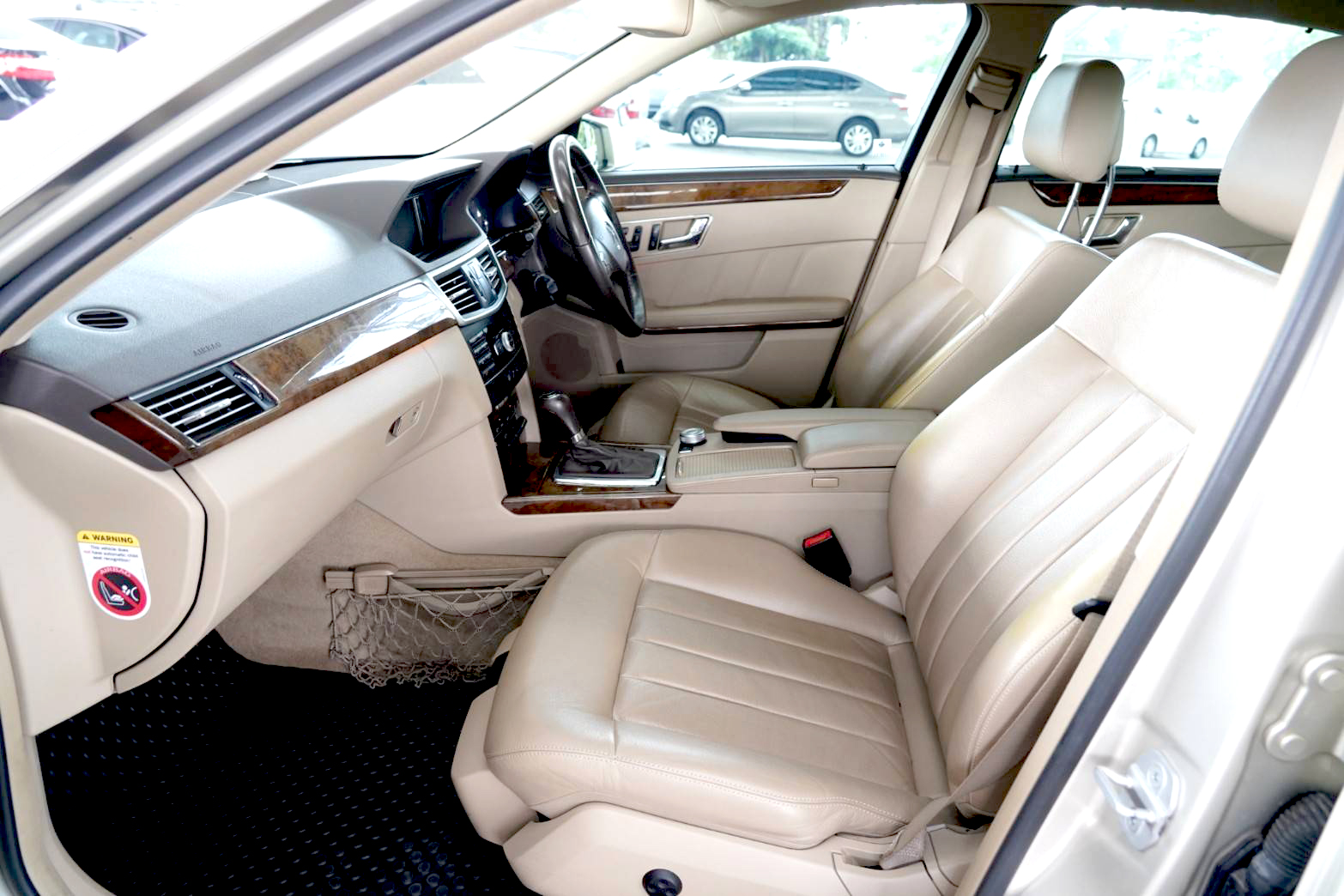 2010 BENZ E200 CGi Elegance มือเดียว มาในราคาเบาๆ ที่ใครๆก็เป็นเจ้าของได้ ไมล์น้อยมาก (รูปที่ 7)